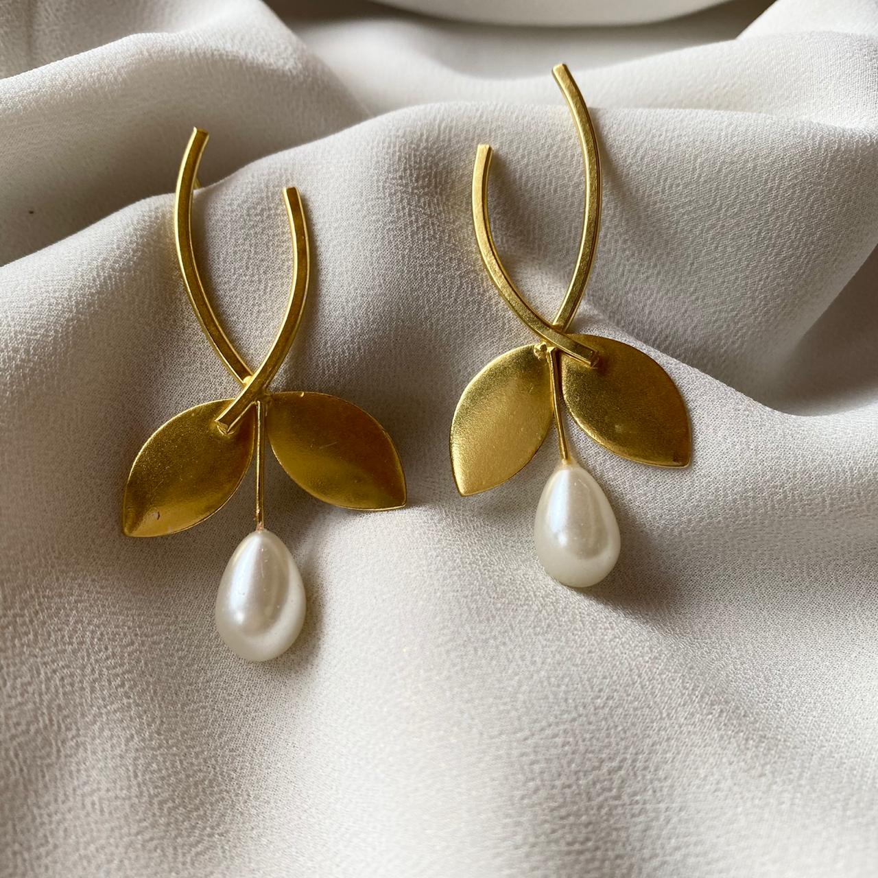 2 Leaf Earring With White Pearl - Image 4