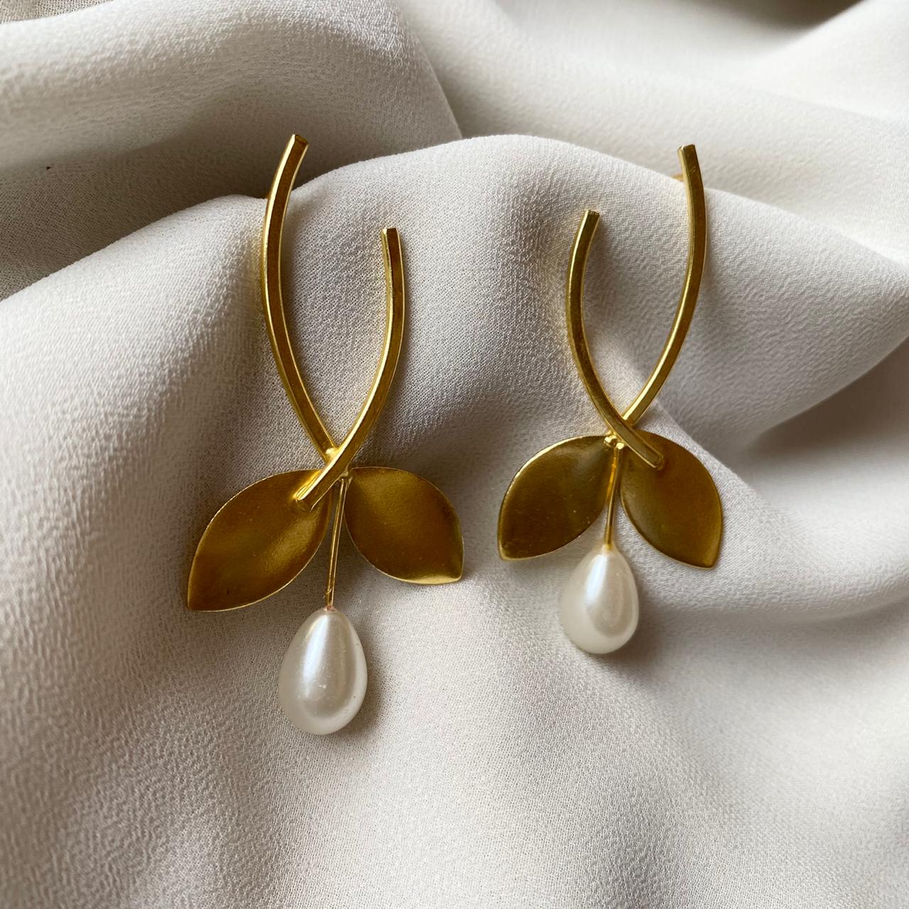 2 Leaf Earring With White Pearl - Image 5
