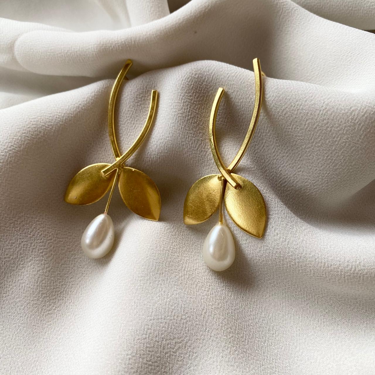 2 Leaf Earring With White Pearl - Image 7