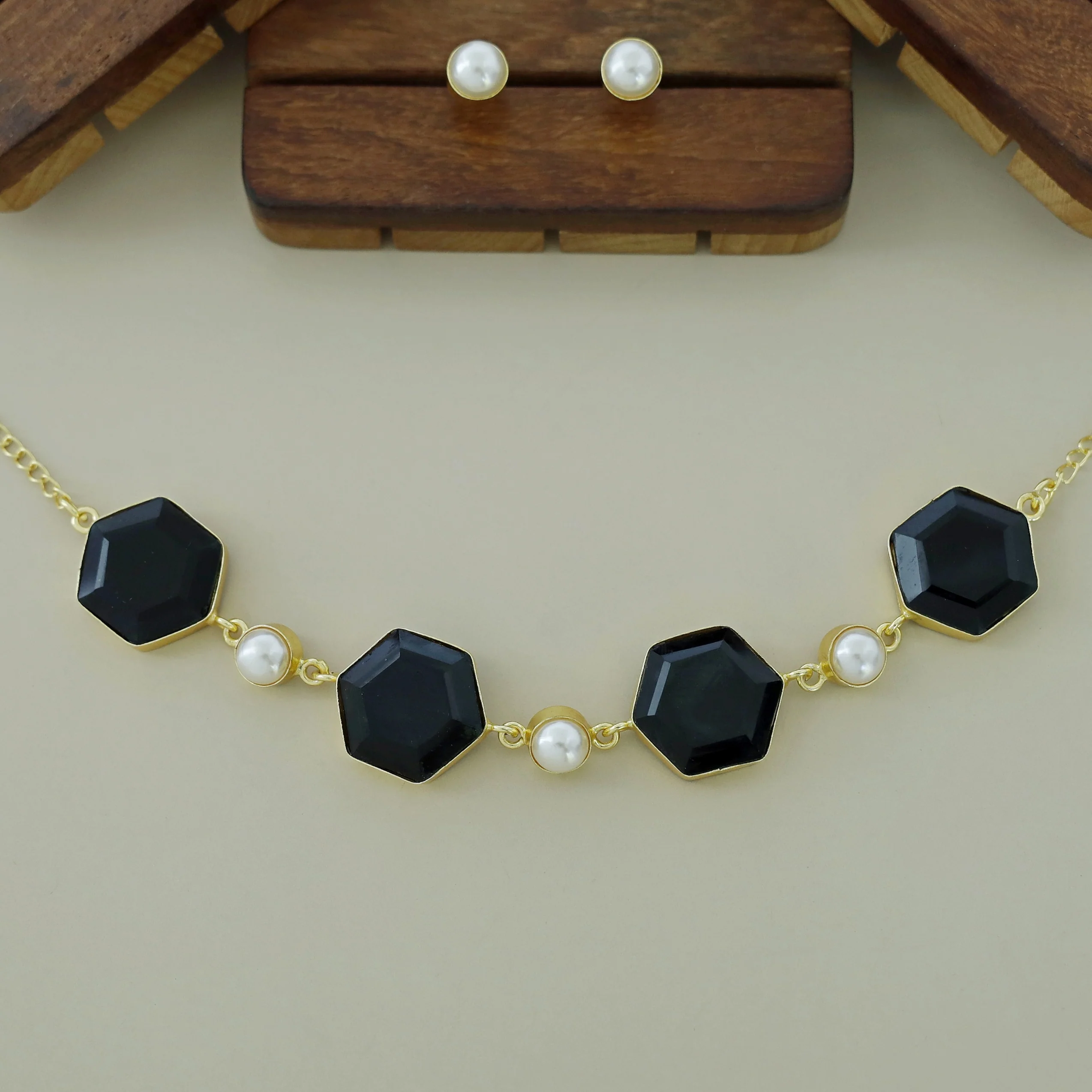 4 Hexa Glossy Pearl Choker with Stud - Image 13