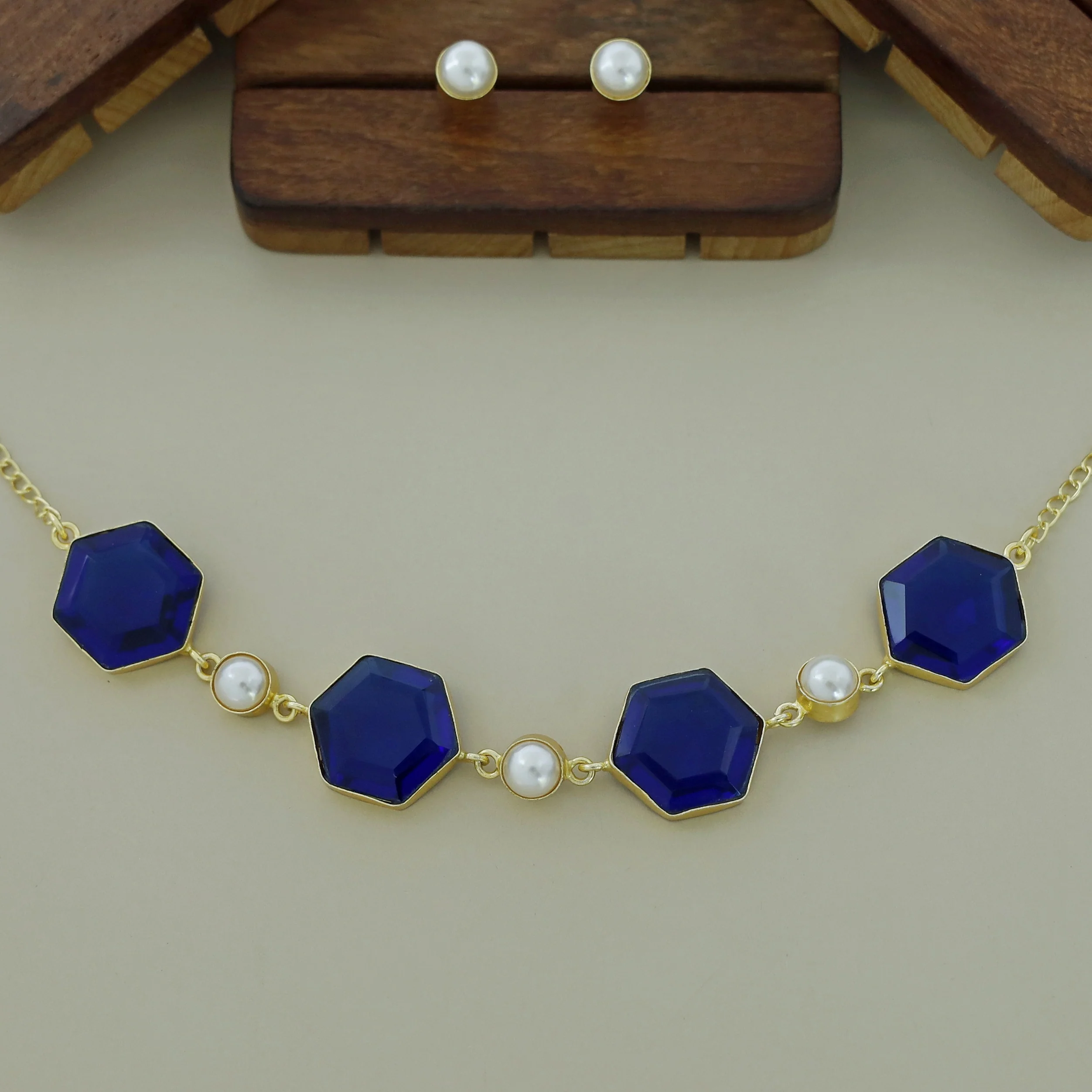 4 Hexa Glossy Pearl Choker with Stud - Image 14