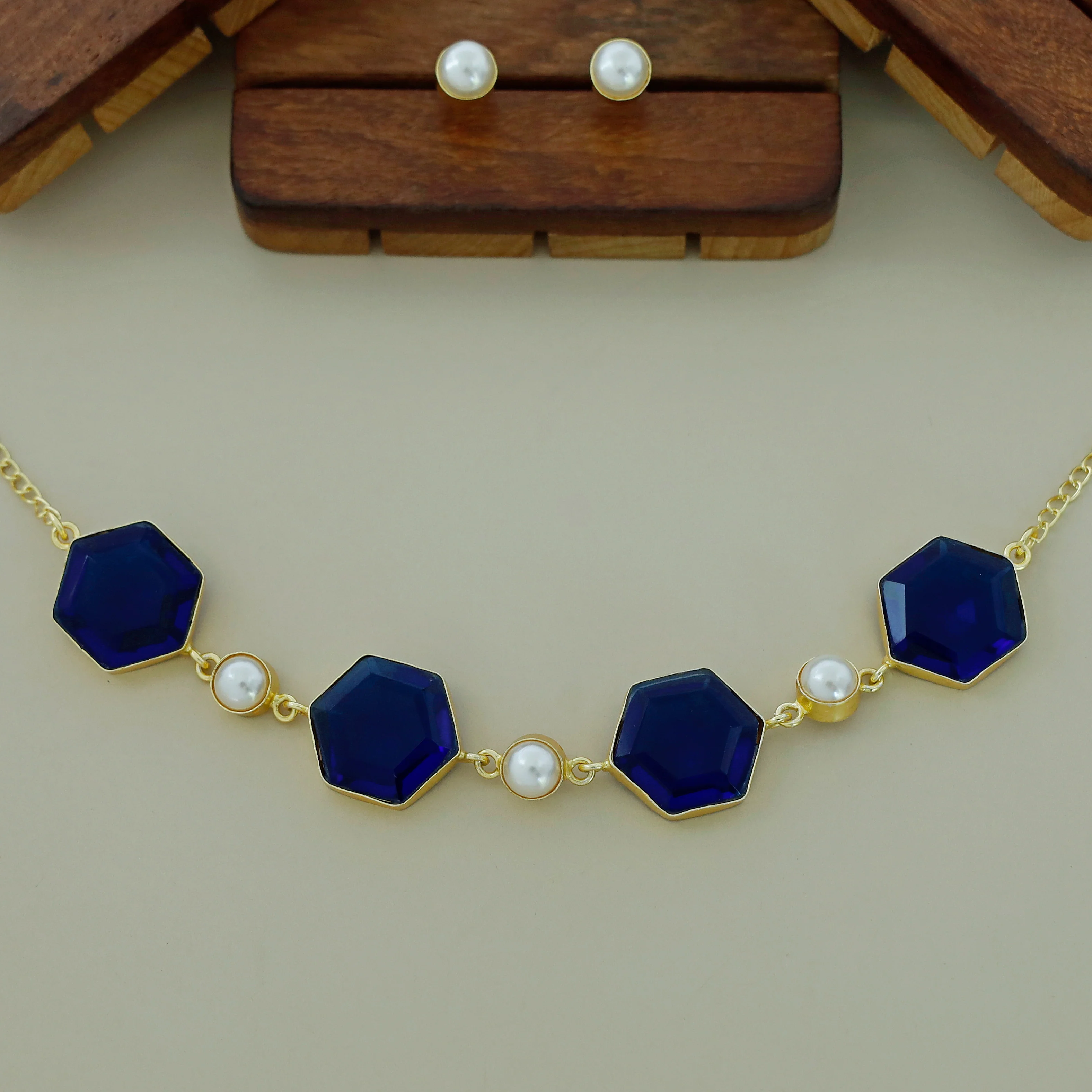 4 Hexa Glossy Pearl Choker with Stud - Image 3