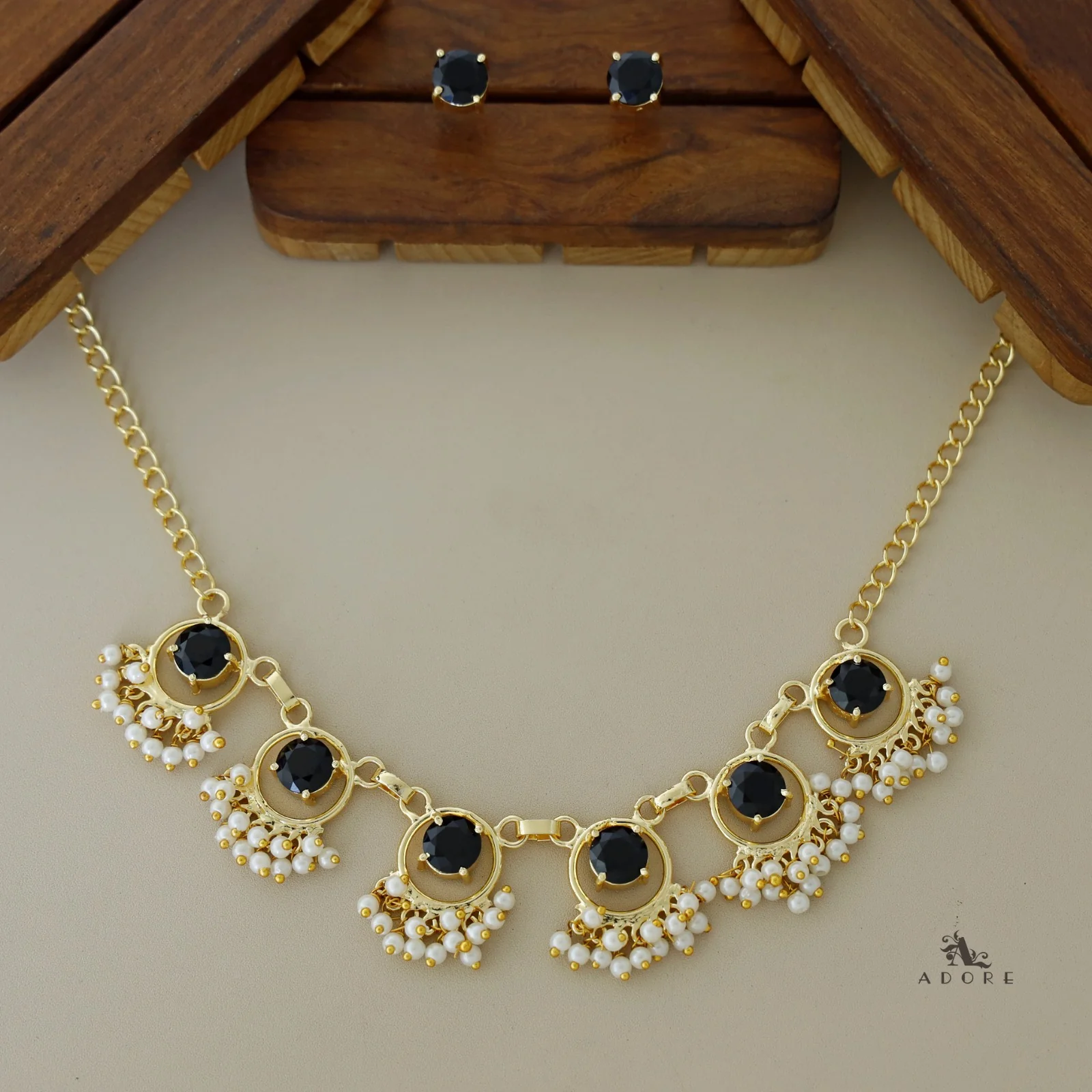 6 Stone Circle Short Neckpiece With Stud - Image 3