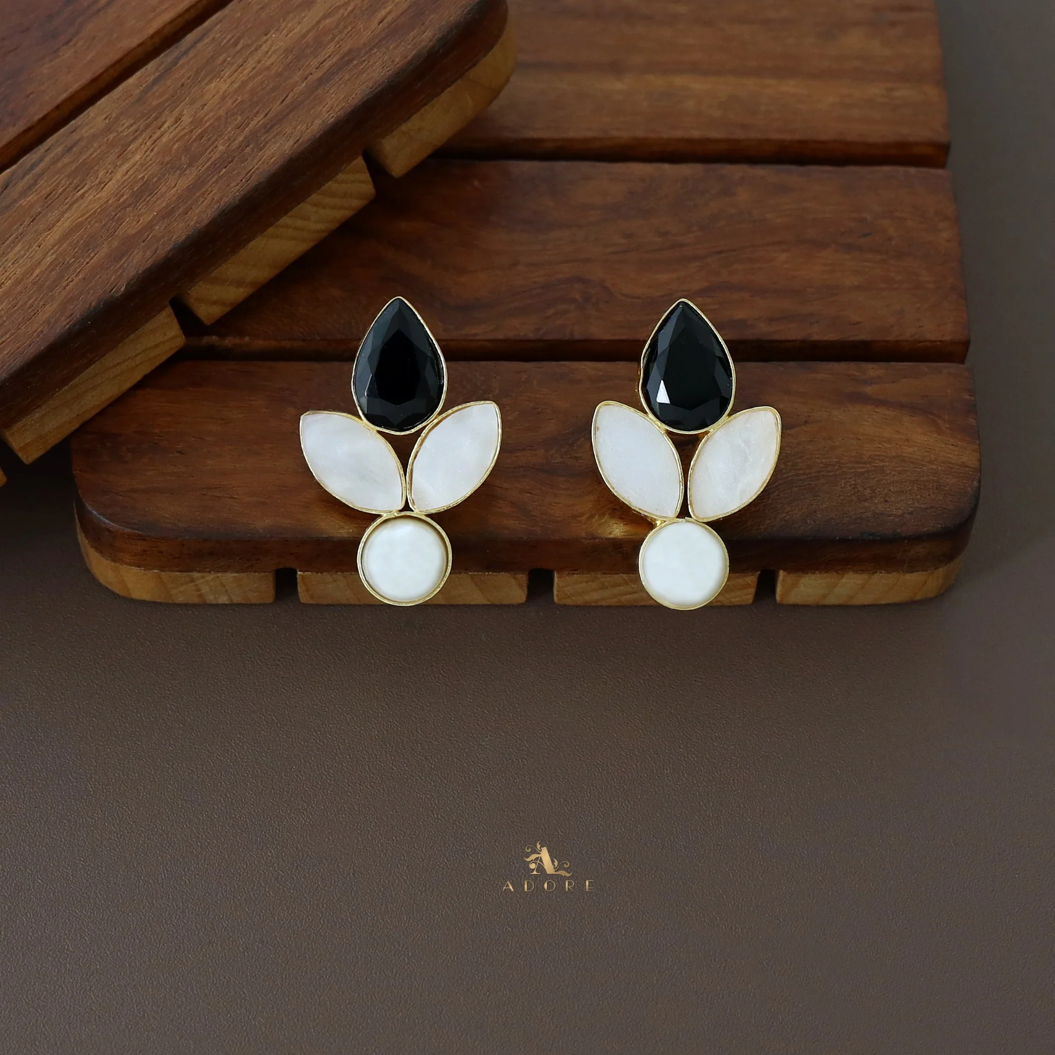 Heria Mop Pearl Glossy Drop Earring - Image 3