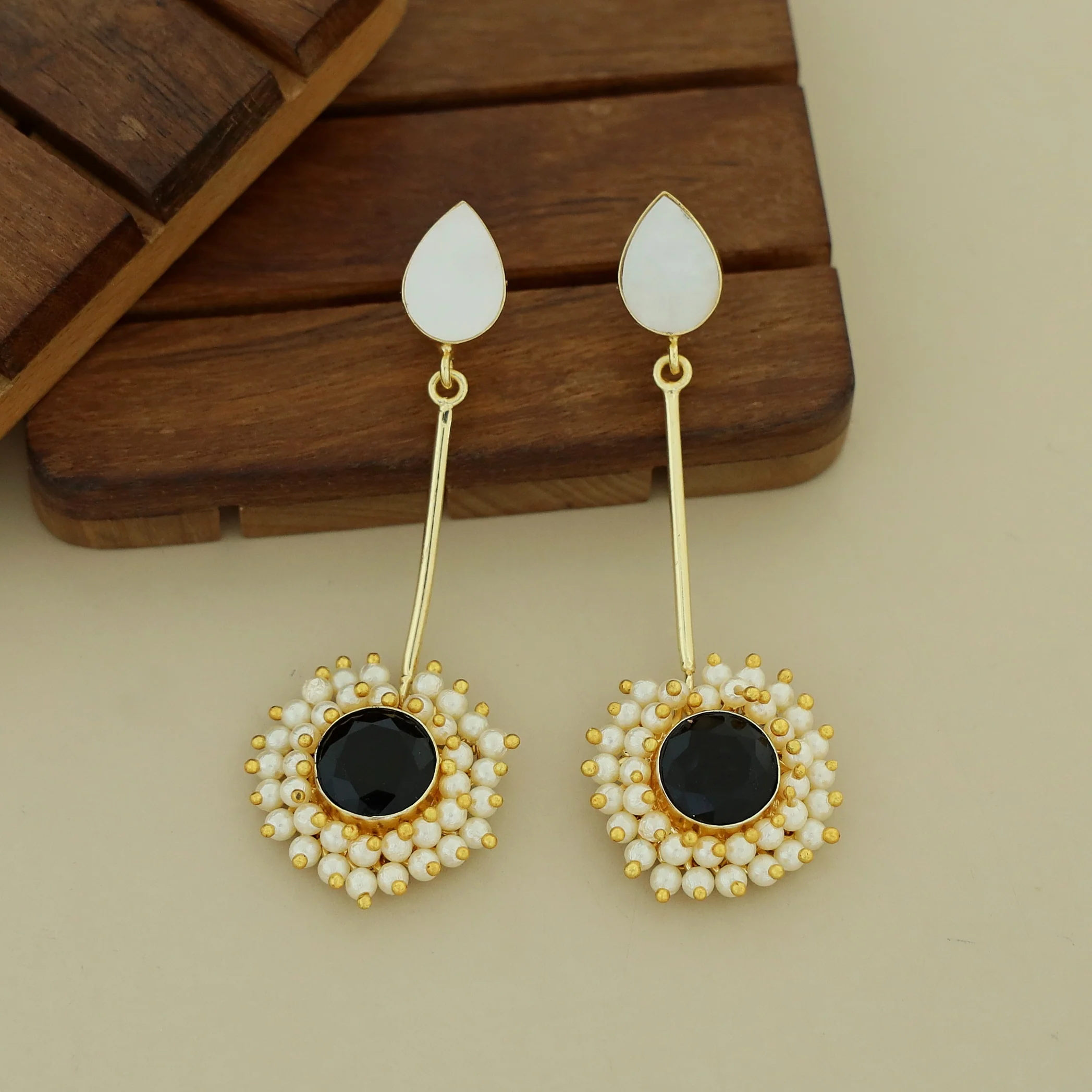 Aabheri Stem Glossy With Pearl Earring - Image 5
