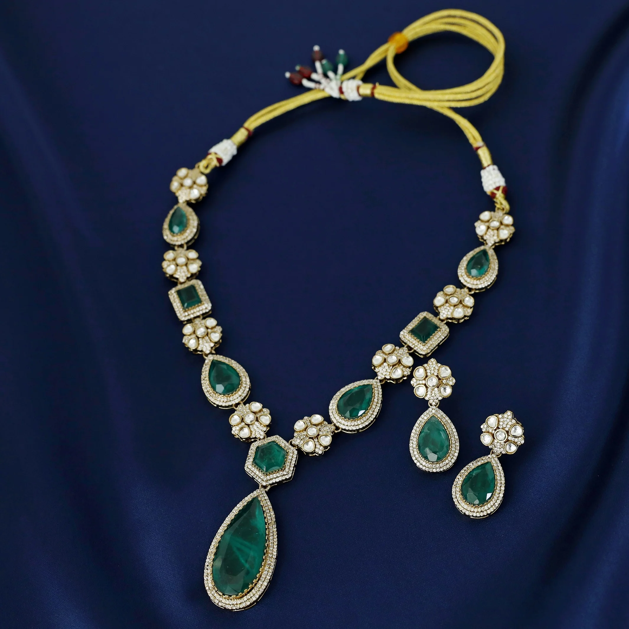 Aadhriti Kundan Neckpiece With Earring - Image 10