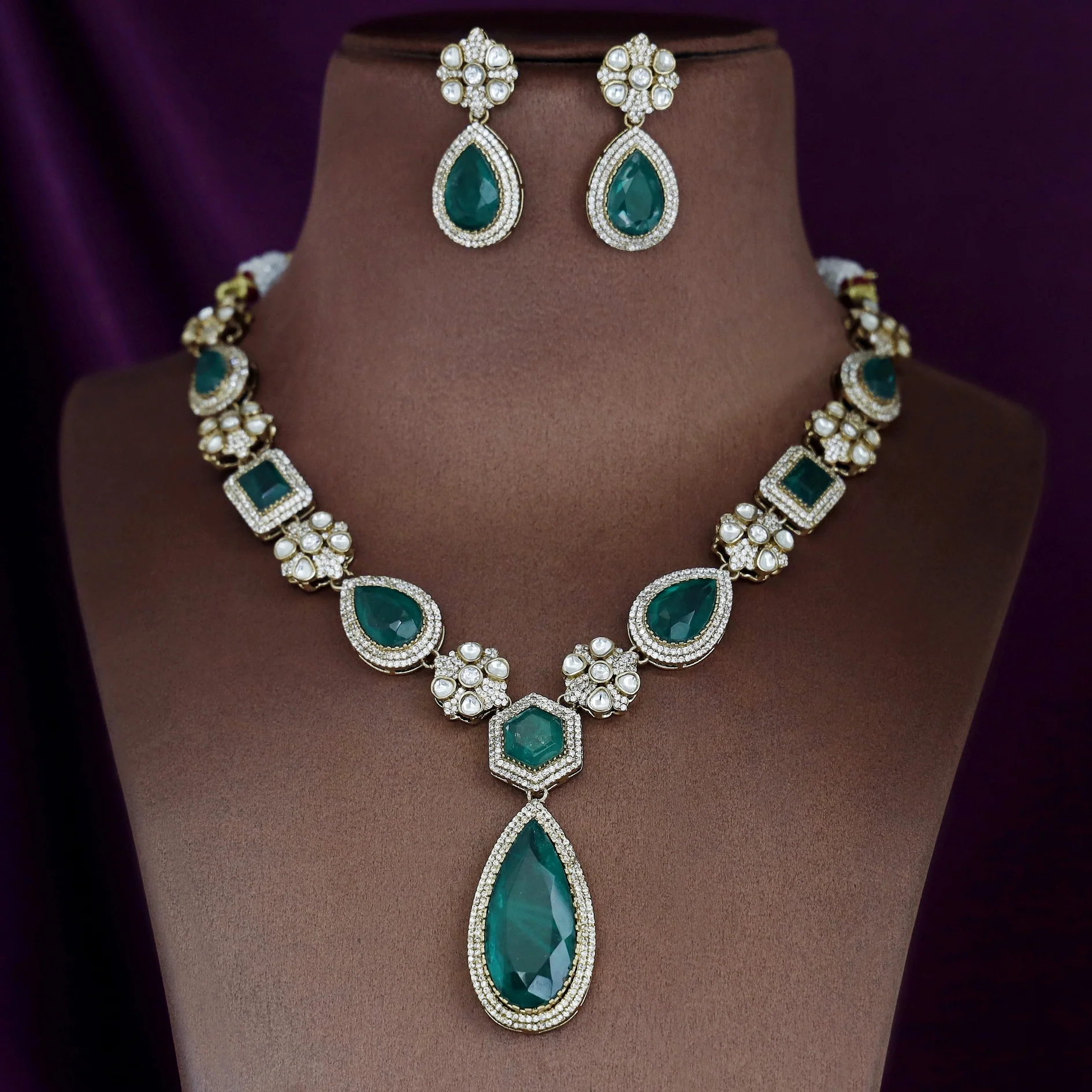 Aadhriti Kundan Neckpiece With Earring - Image 3