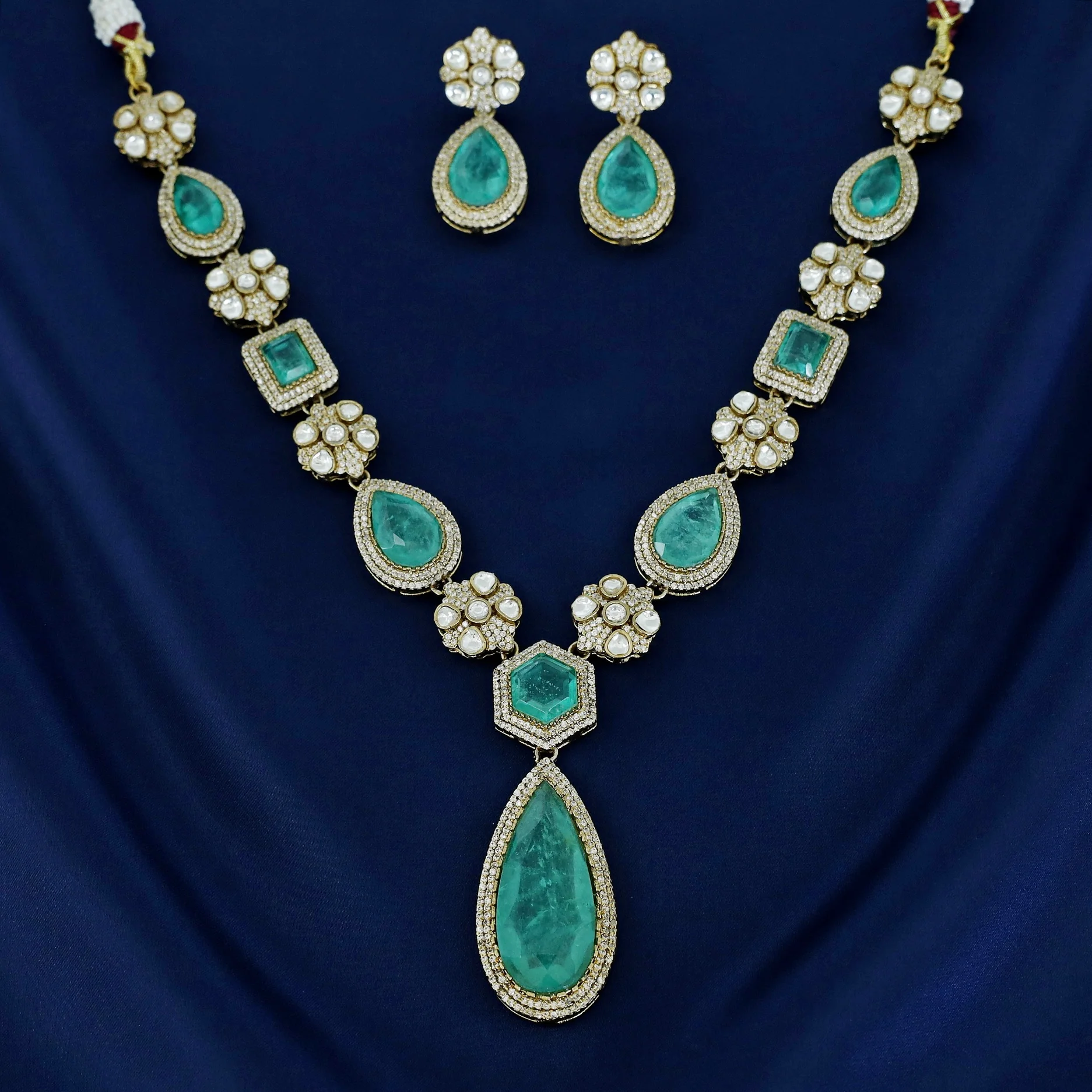 Aadhriti Kundan Neckpiece With Earring - Image 4