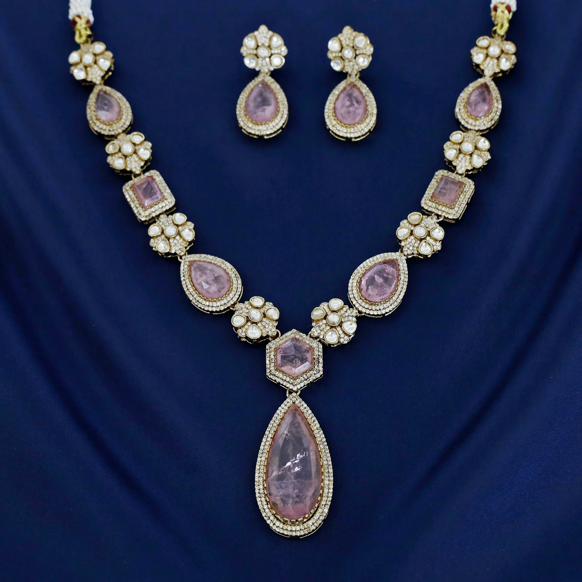 Aadhriti Kundan Neckpiece With Earring - Image 5