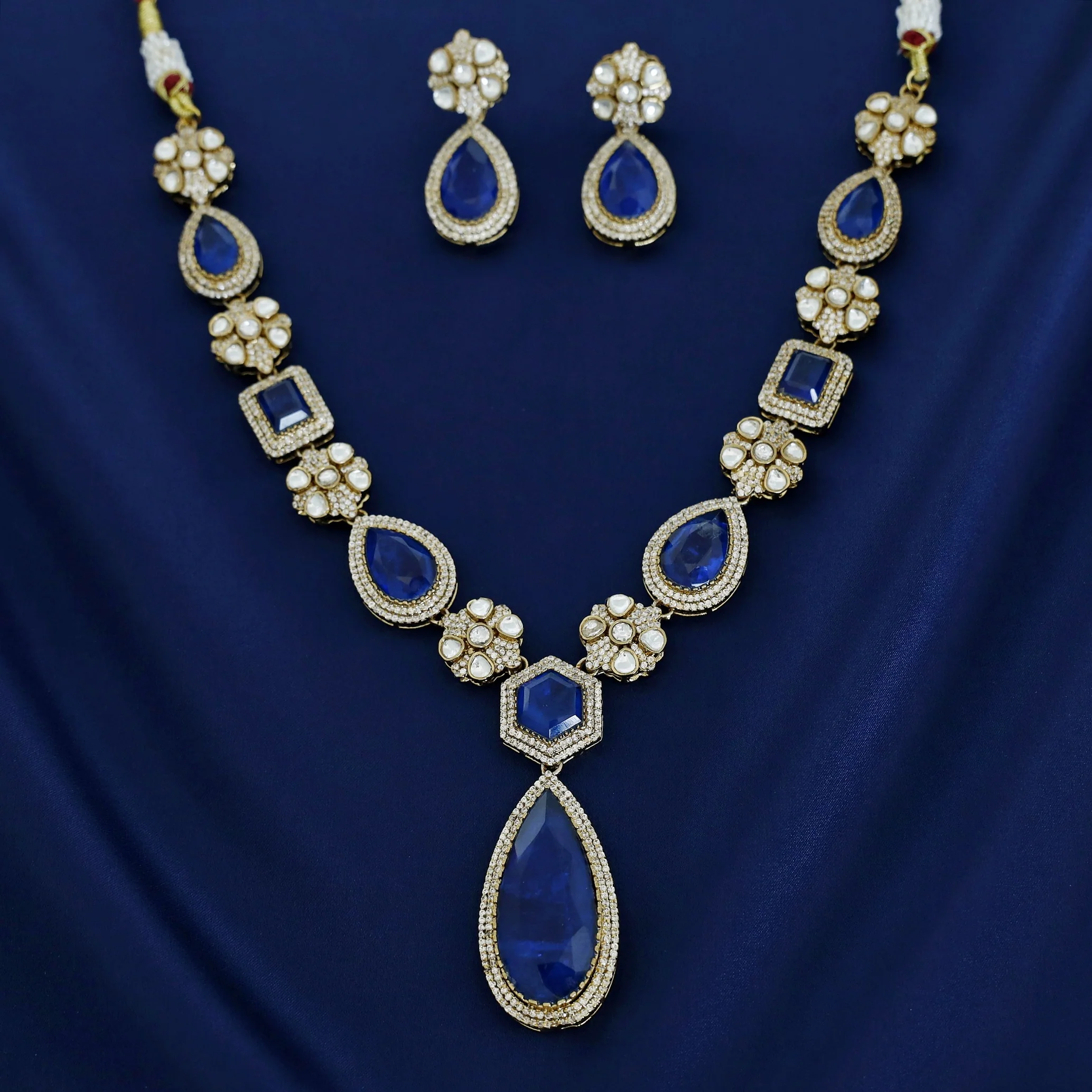 Aadhriti Kundan Neckpiece With Earring - Image 6