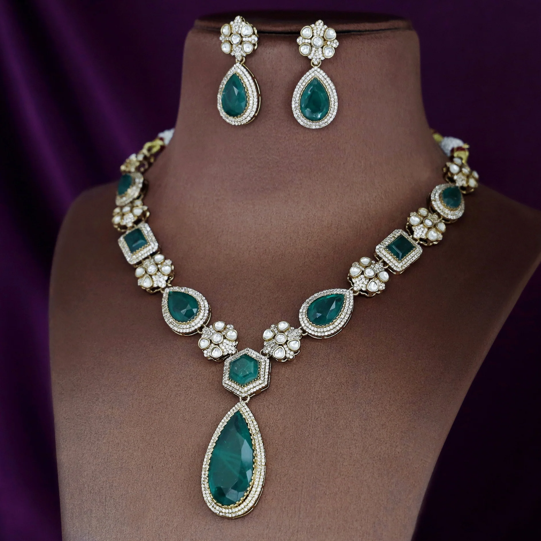 Aadhriti Kundan Neckpiece With Earring - Image 7