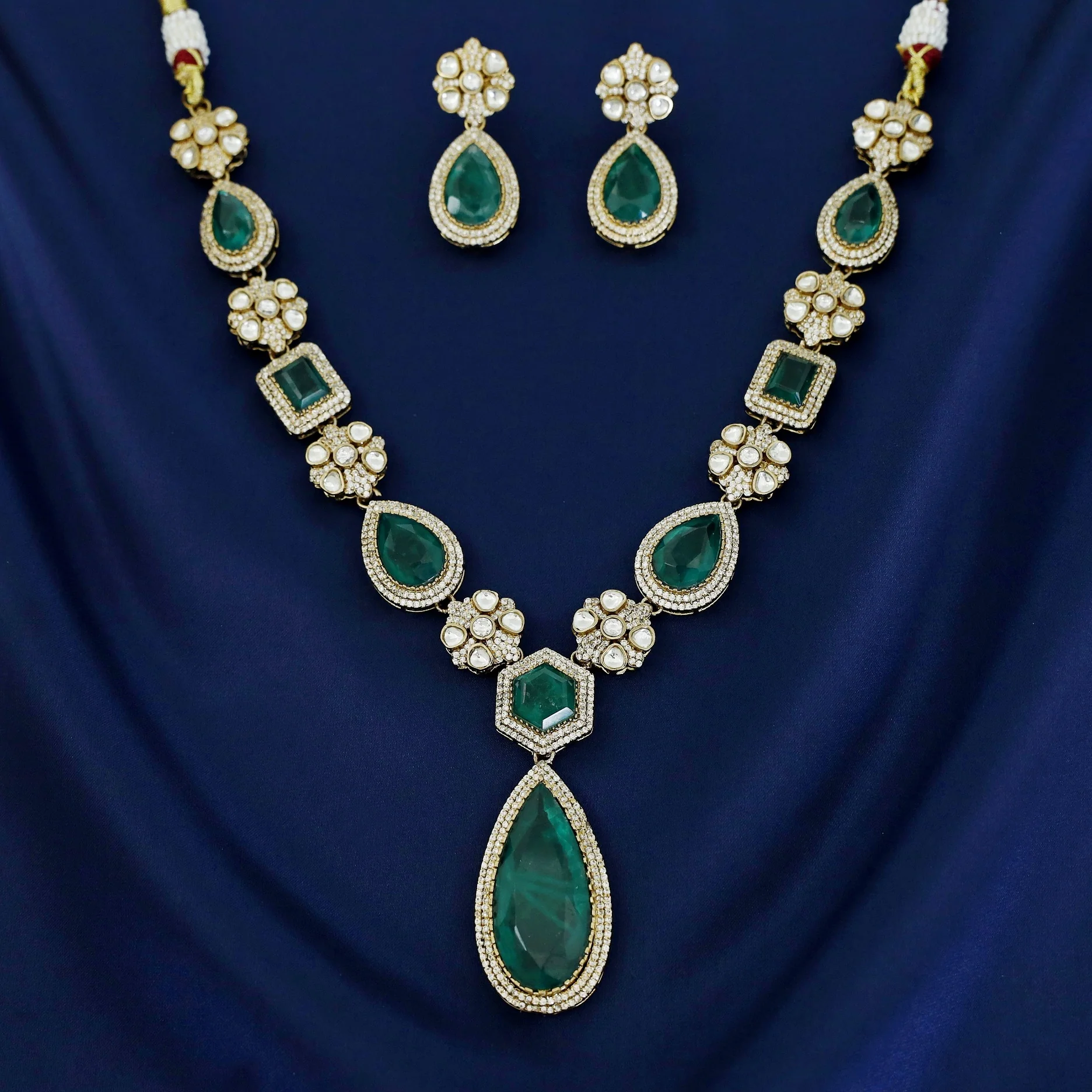 Aadhriti Kundan Neckpiece With Earring - Image 8
