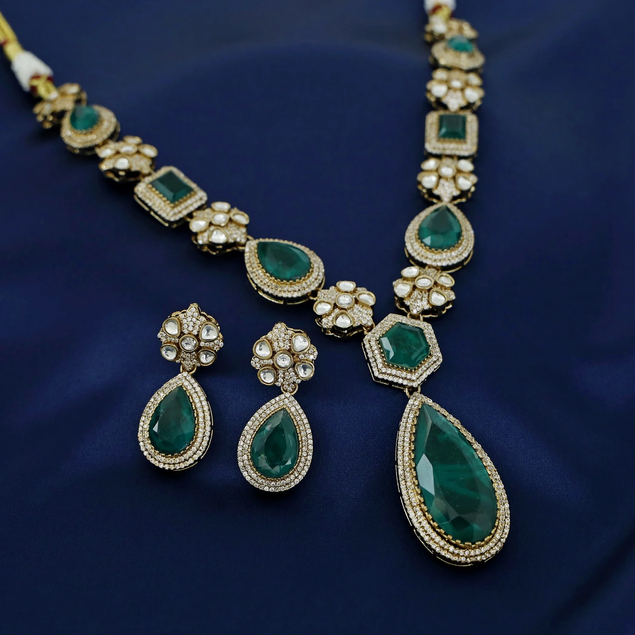 Aadhriti Kundan Neckpiece With Earring - Image 9