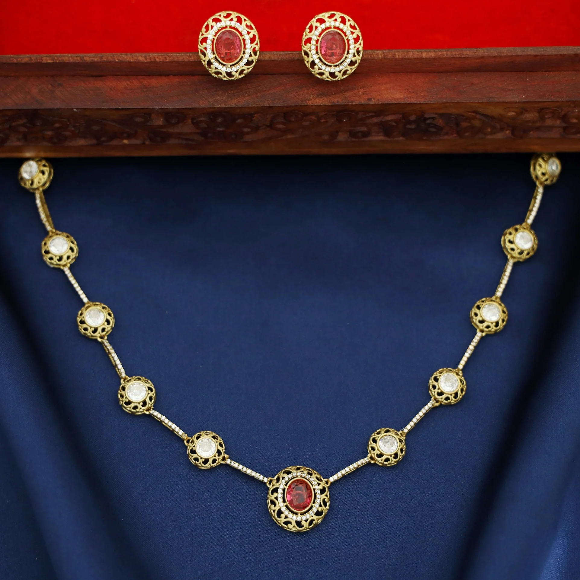 Aarabhi Kundan Oval & Circle Short Neckpiece/Choker With Earring - Image 2