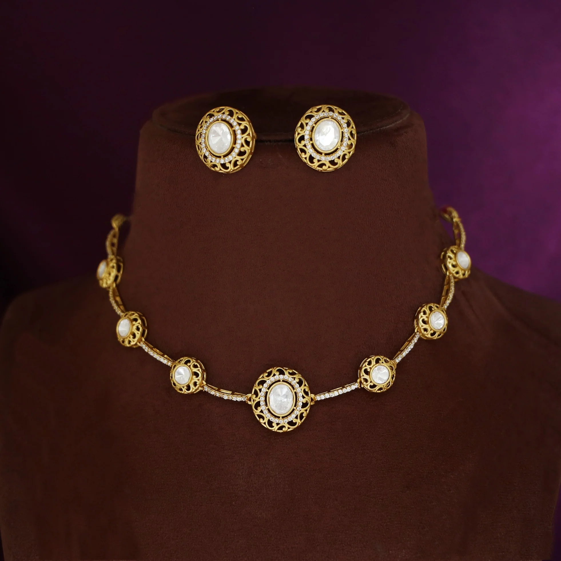 Aarabhi Kundan Oval & Circle Short Neckpiece/Choker With Earring - Image 3