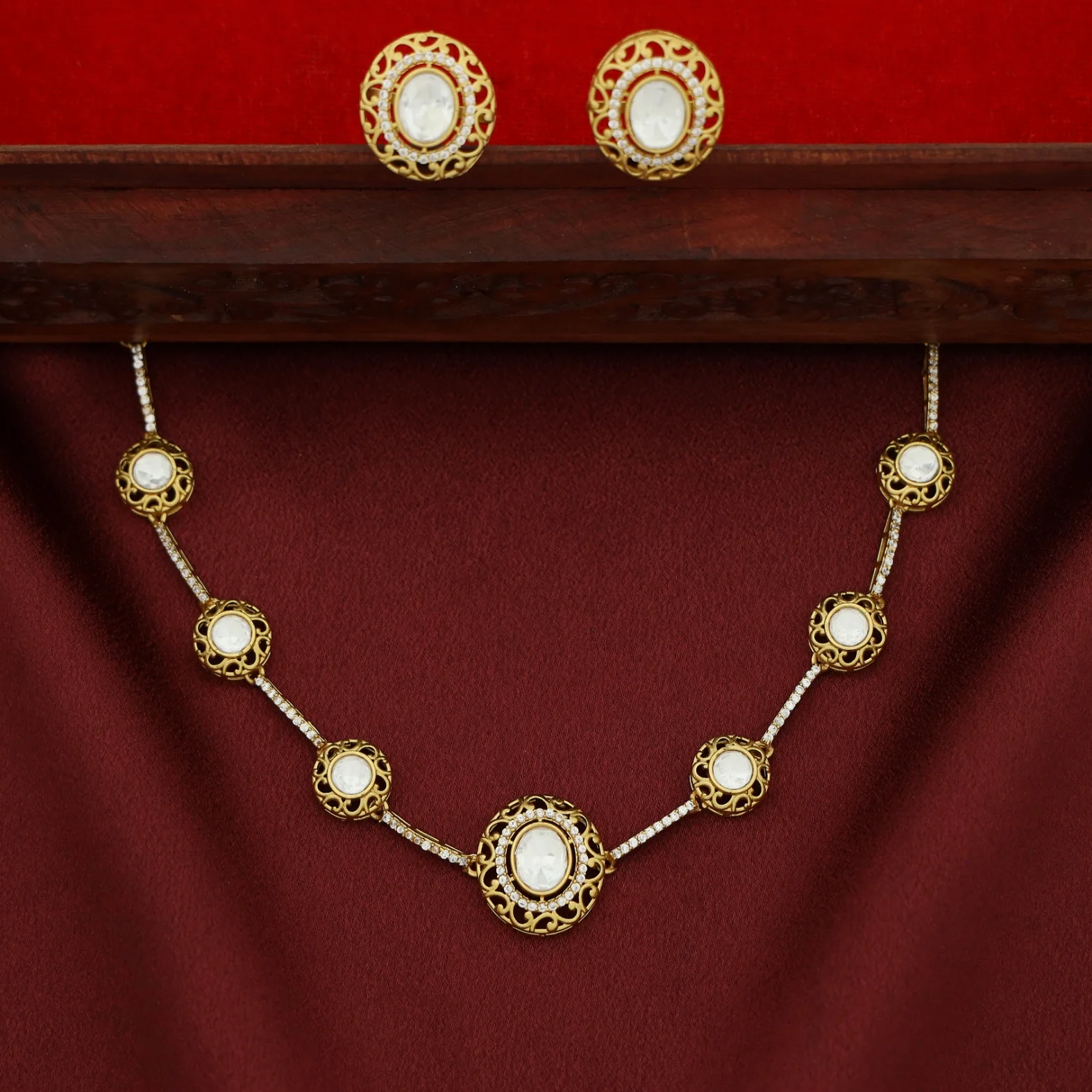 Aarabhi Kundan Oval & Circle Short Neckpiece/Choker With Earring - Image 4
