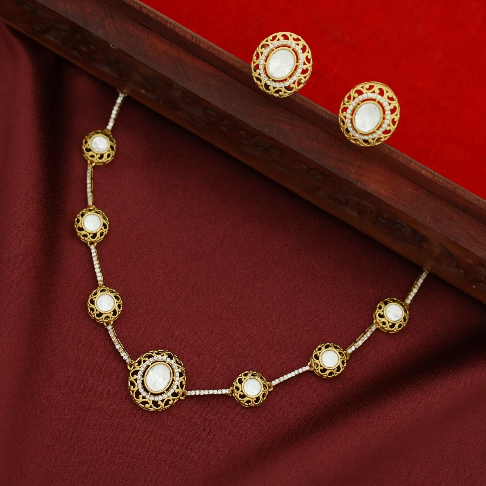 Aarabhi Kundan Oval & Circle Short Neckpiece/Choker With Earring - Image 5