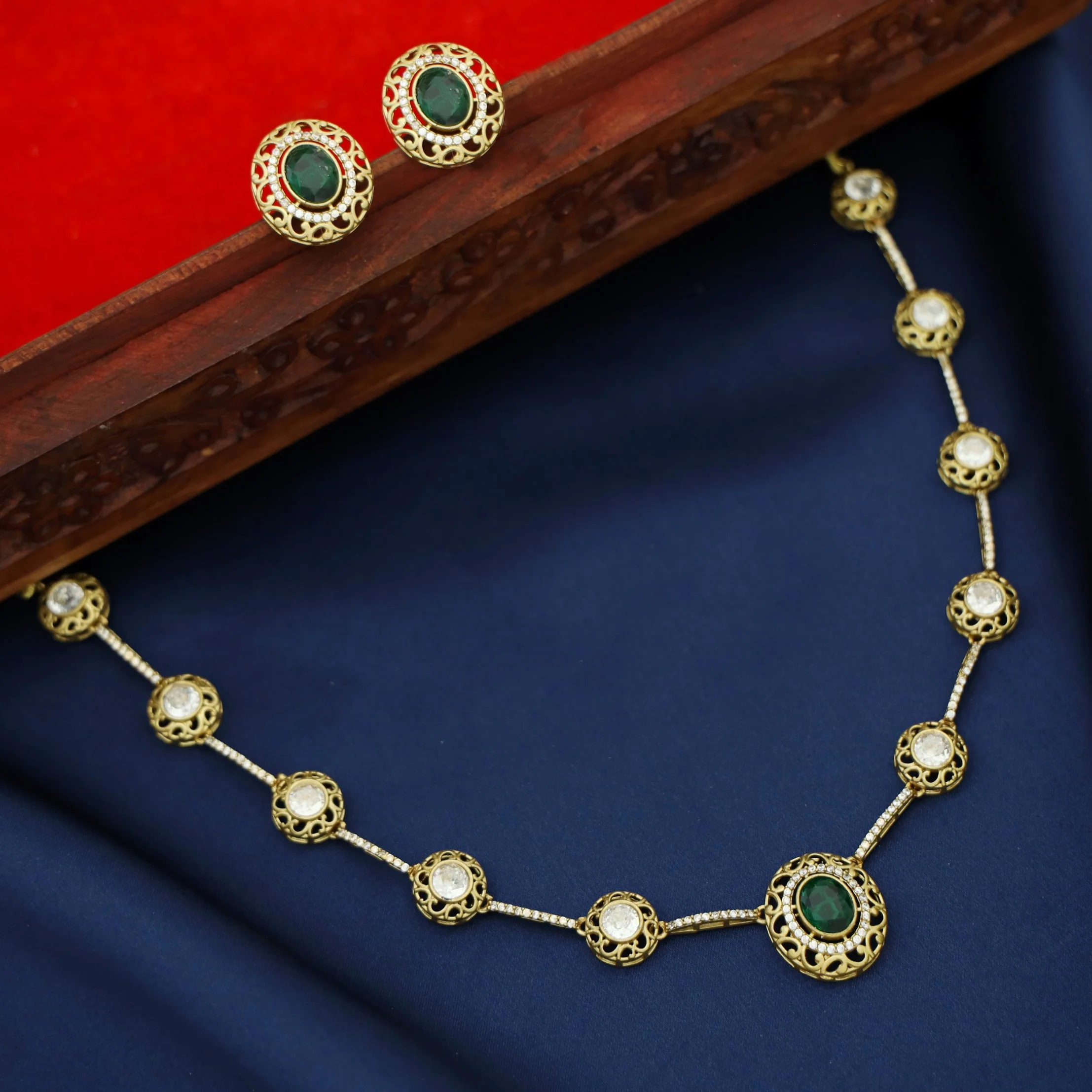 Aarabhi Kundan Oval & Circle Short Neckpiece/Choker With Earring - Image 6