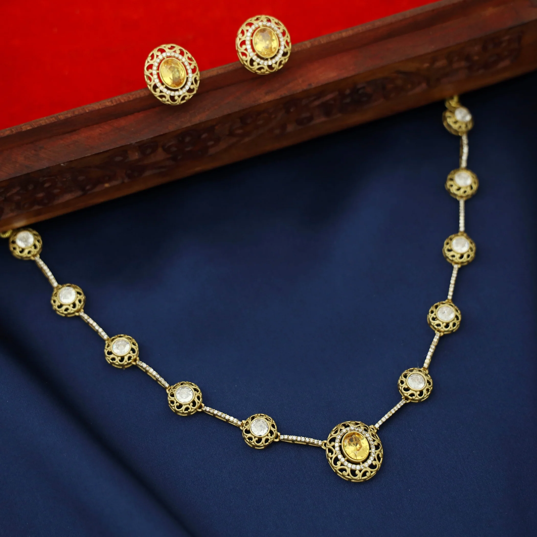 Aarabhi Kundan Oval & Circle Short Neckpiece/Choker With Earring - Image 7