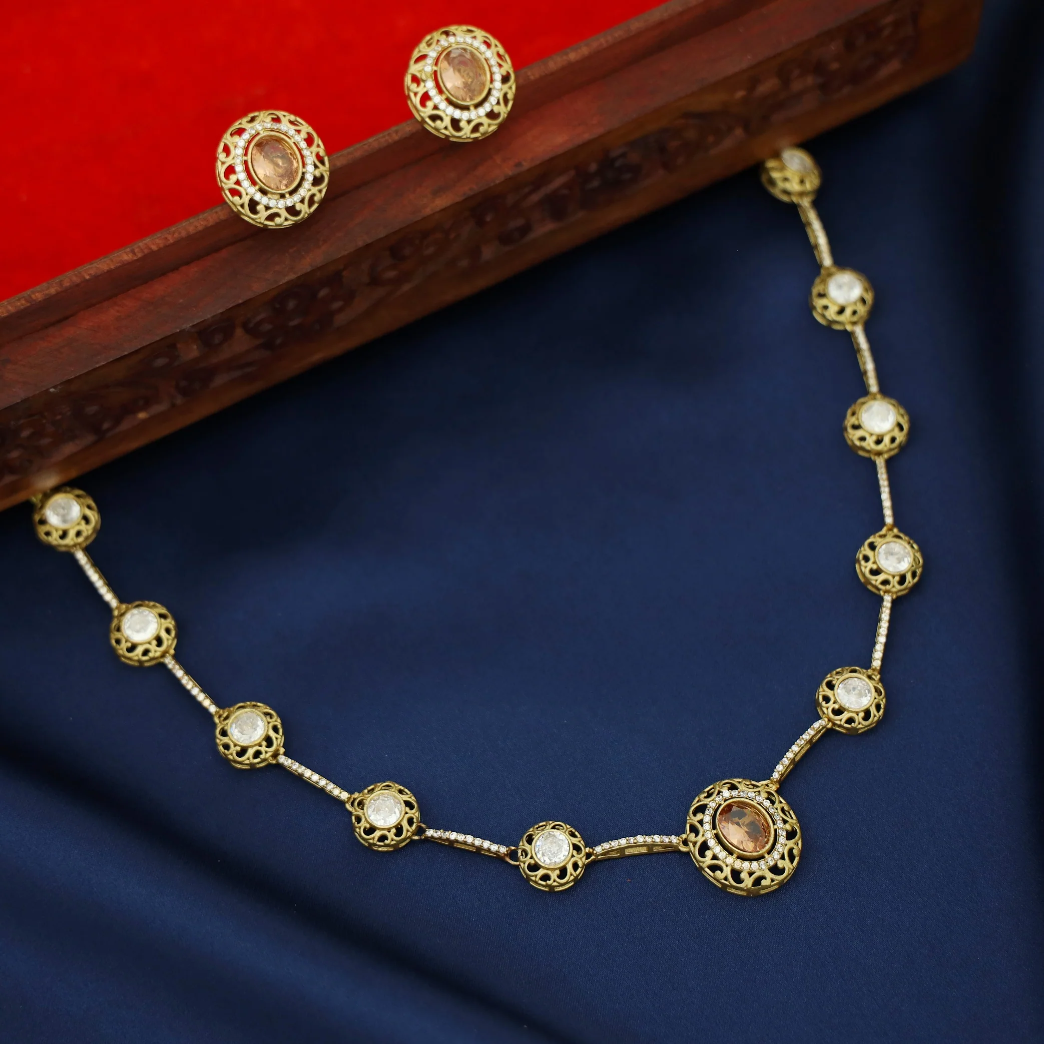 Aarabhi Kundan Oval & Circle Short Neckpiece/Choker With Earring - Image 8