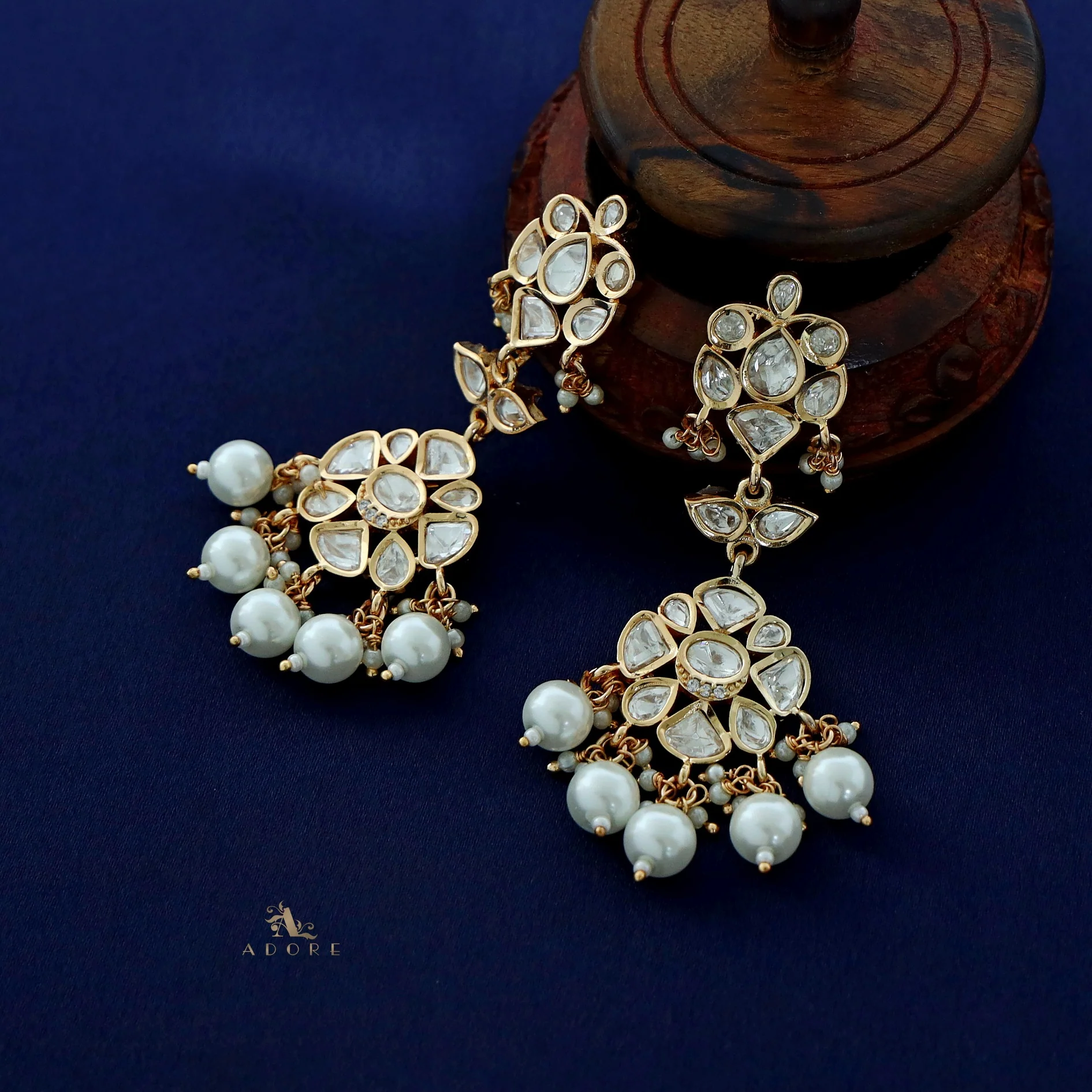 Aaradhana Premium Drop Oval Pearl Kundan Earring - Image 4