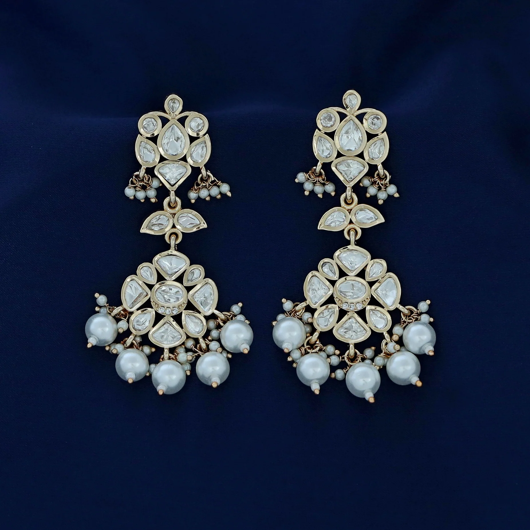 Aaradhana Premium Drop Oval Pearl Kundan Earring - Image 6