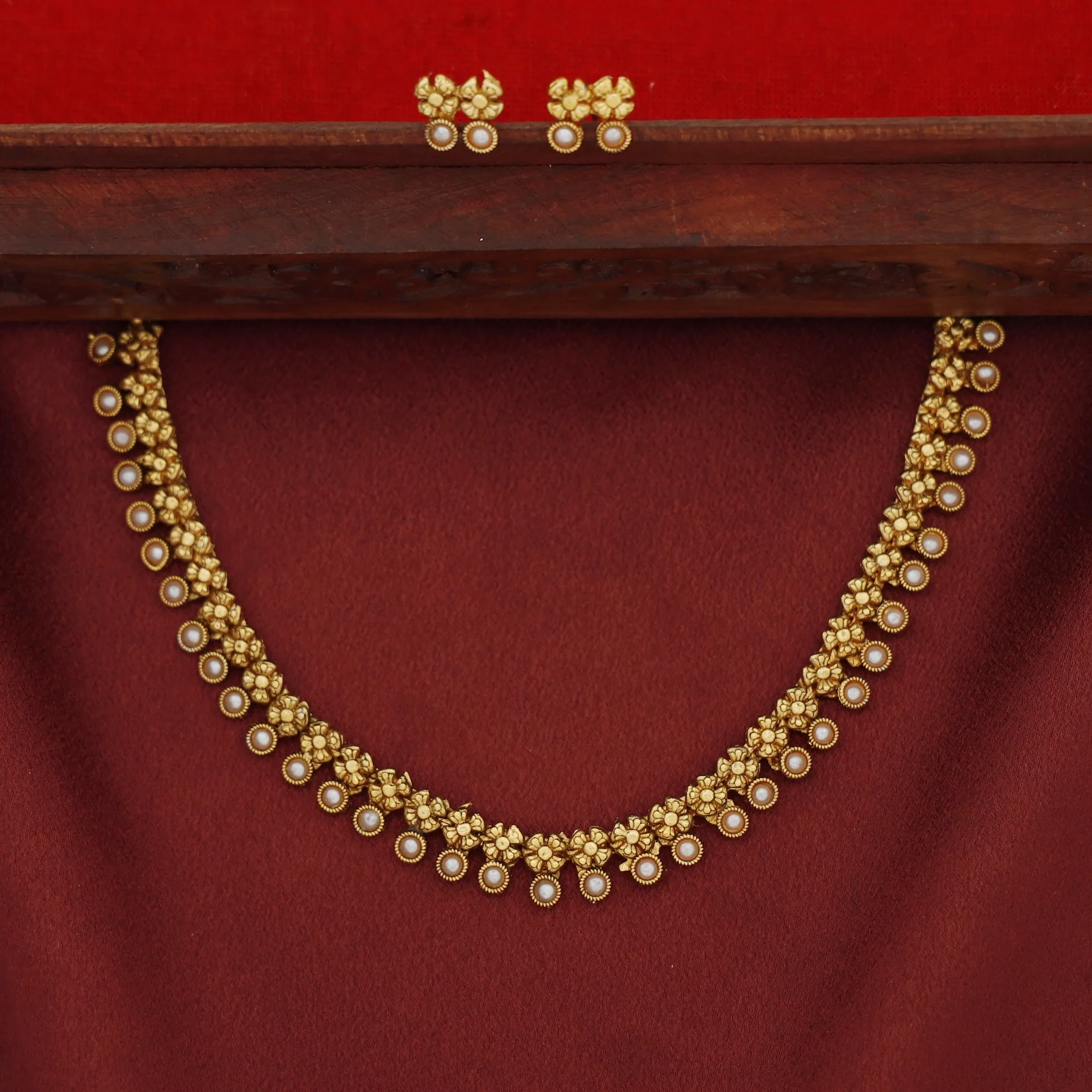 Aarunya Mini Flower Circle Short Neckpiece With Earring - Image 3