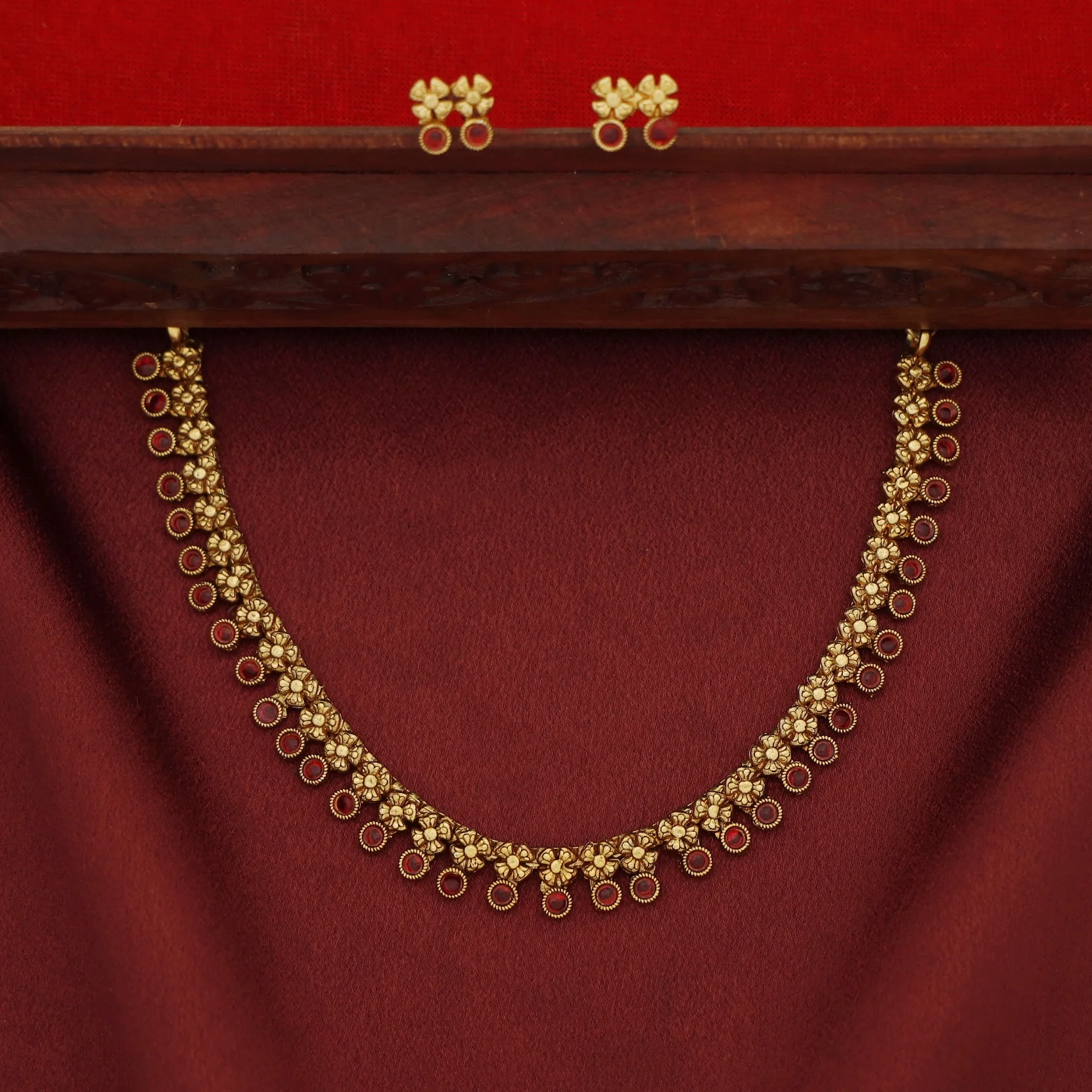 Aarunya Mini Flower Circle Short Neckpiece With Earring - Image 4