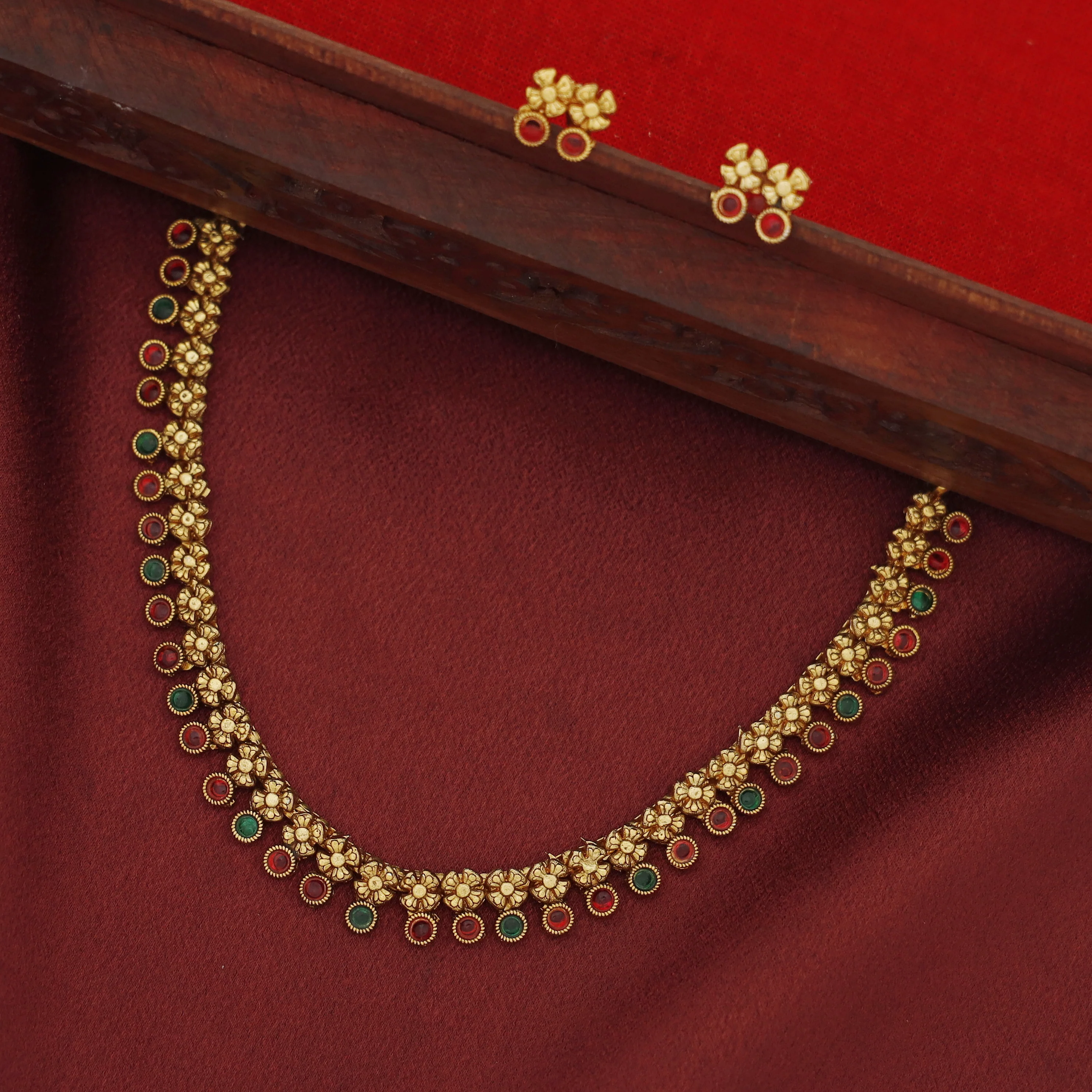 Aarunya Mini Flower Circle Short Neckpiece With Earring - Image 6