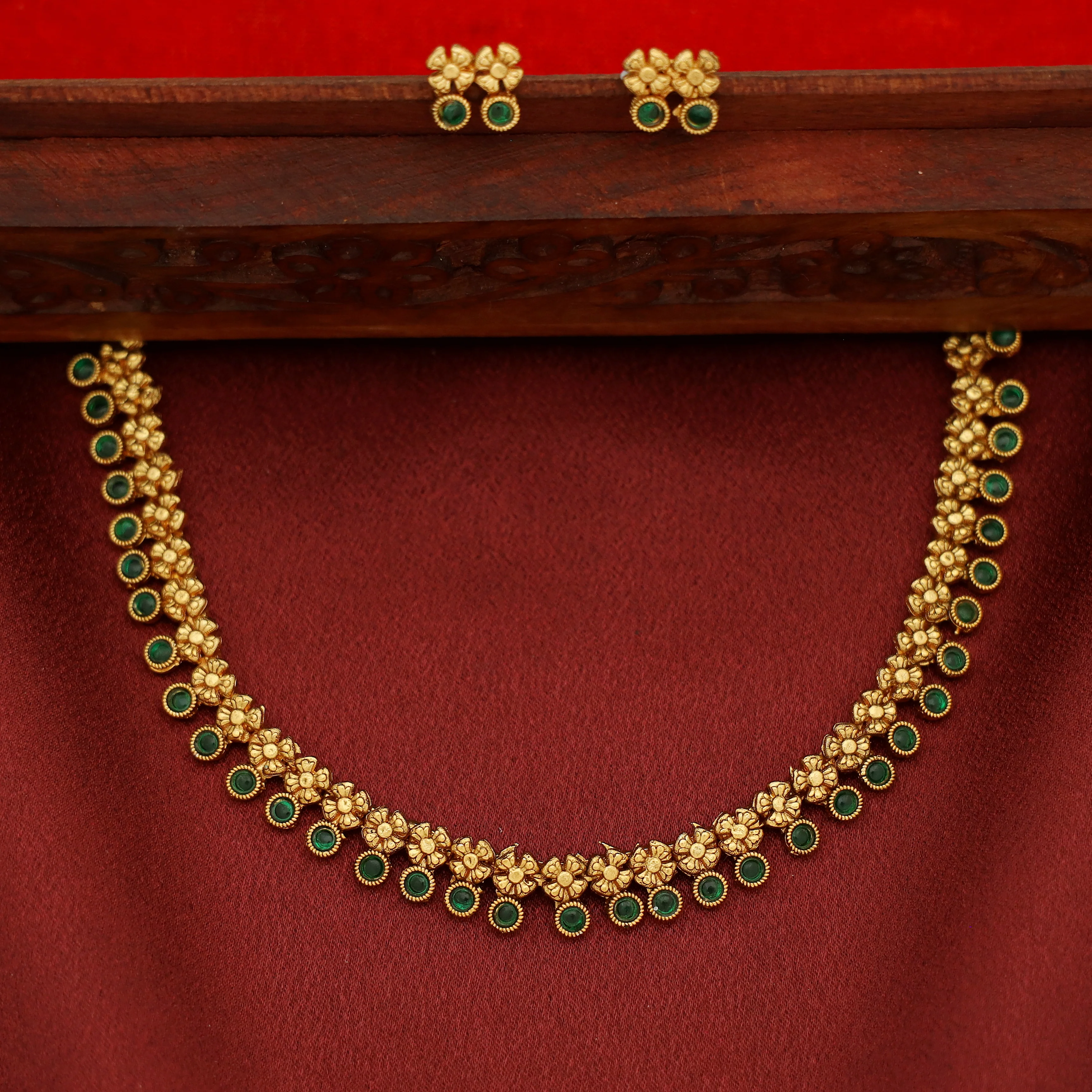 Aarunya Mini Flower Circle Short Neckpiece With Earring - Image 8