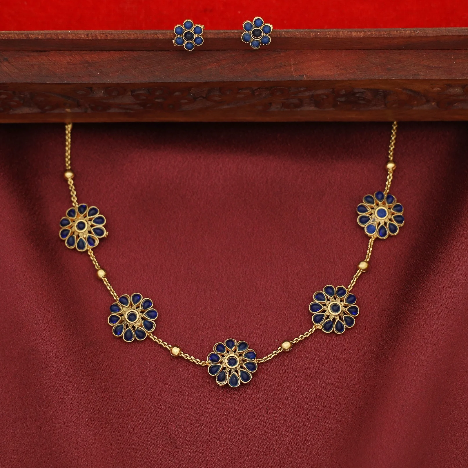 Aathmika 5 Flower Golden Ball Short Neckpiece With Earring - Image 4