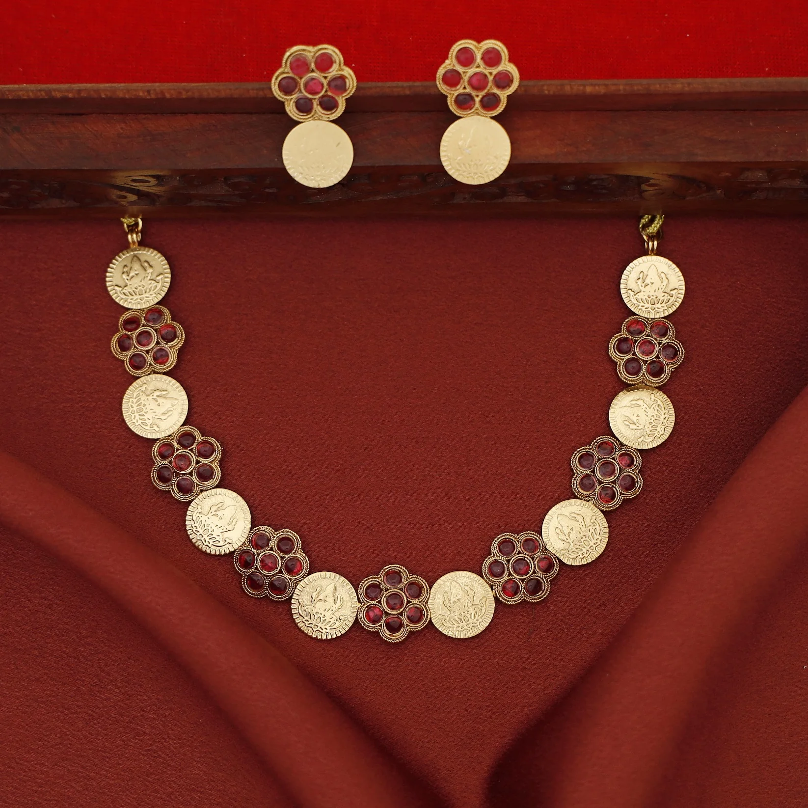 Aathmika Flower Kashi Short Neckpiece With Earring - Image 4