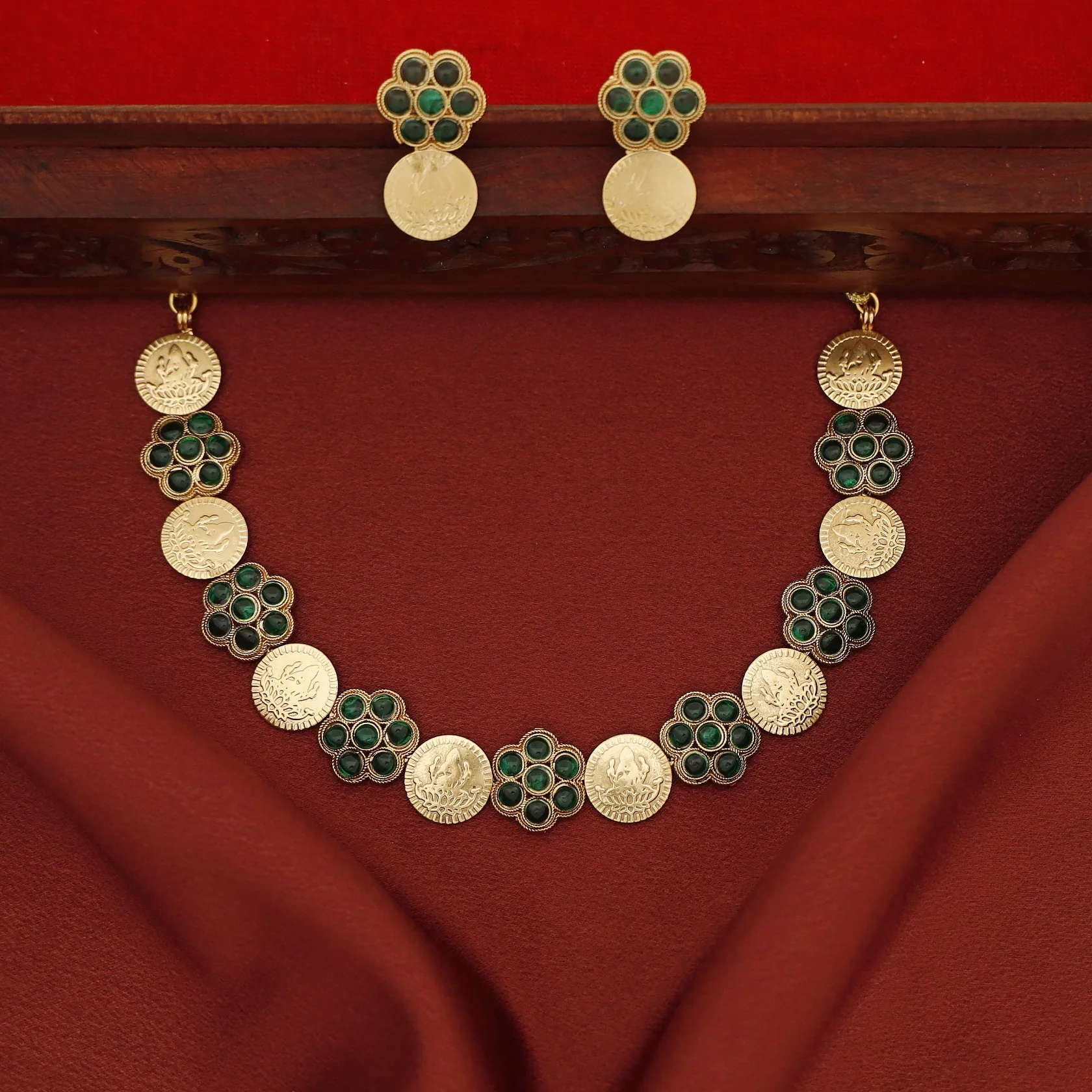 Aathmika Flower Kashi Short Neckpiece With Earring - Image 5