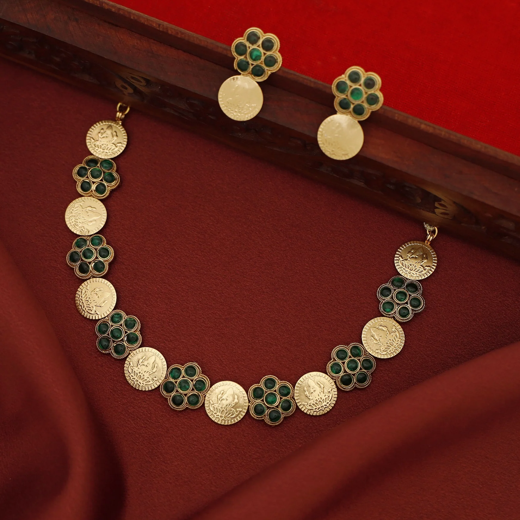 Aathmika Flower Kashi Short Neckpiece With Earring - Image 6