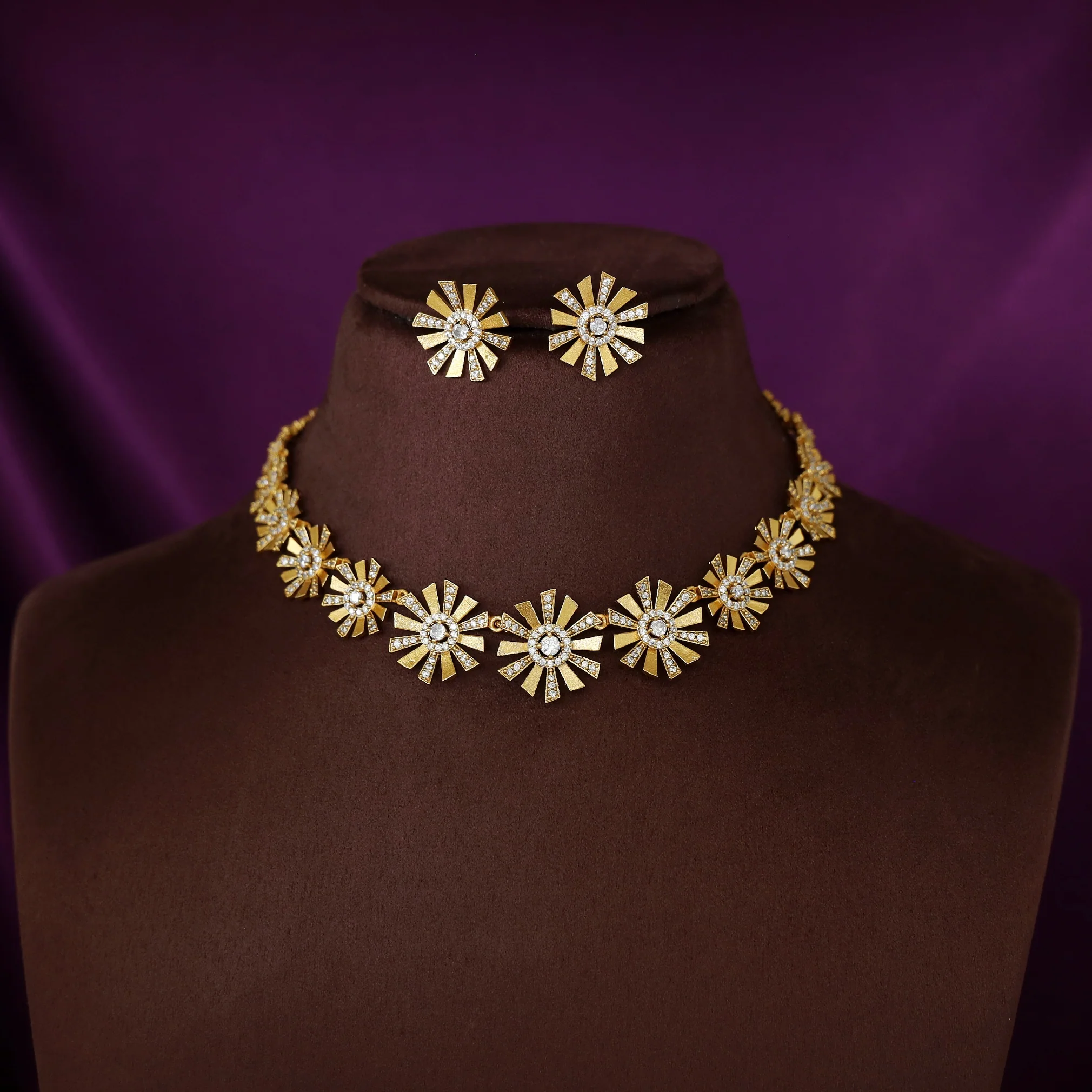 Sparkling Flower Short Neckpiece With Stud - Image 2