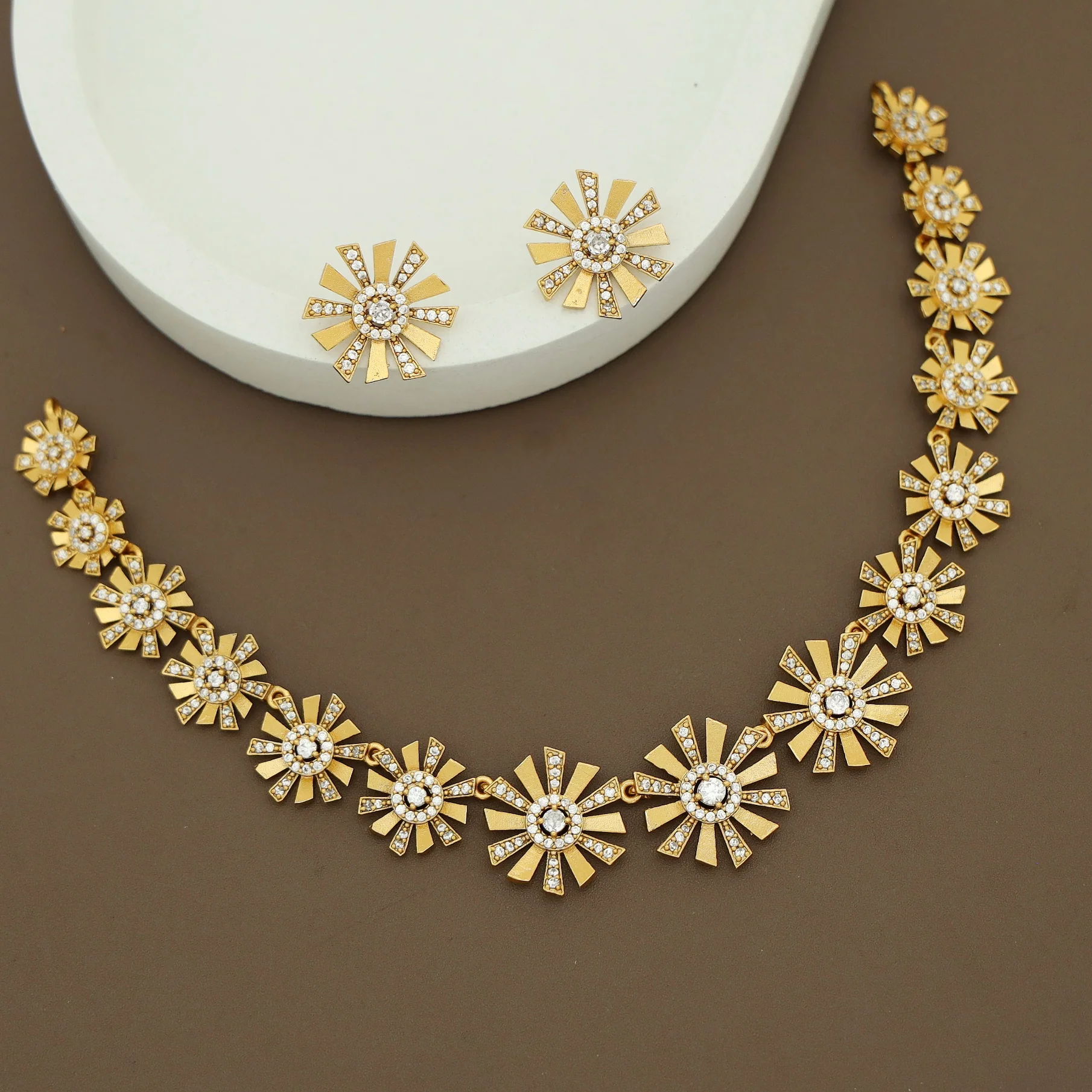 Sparkling Flower Short Neckpiece With Stud - Image 3