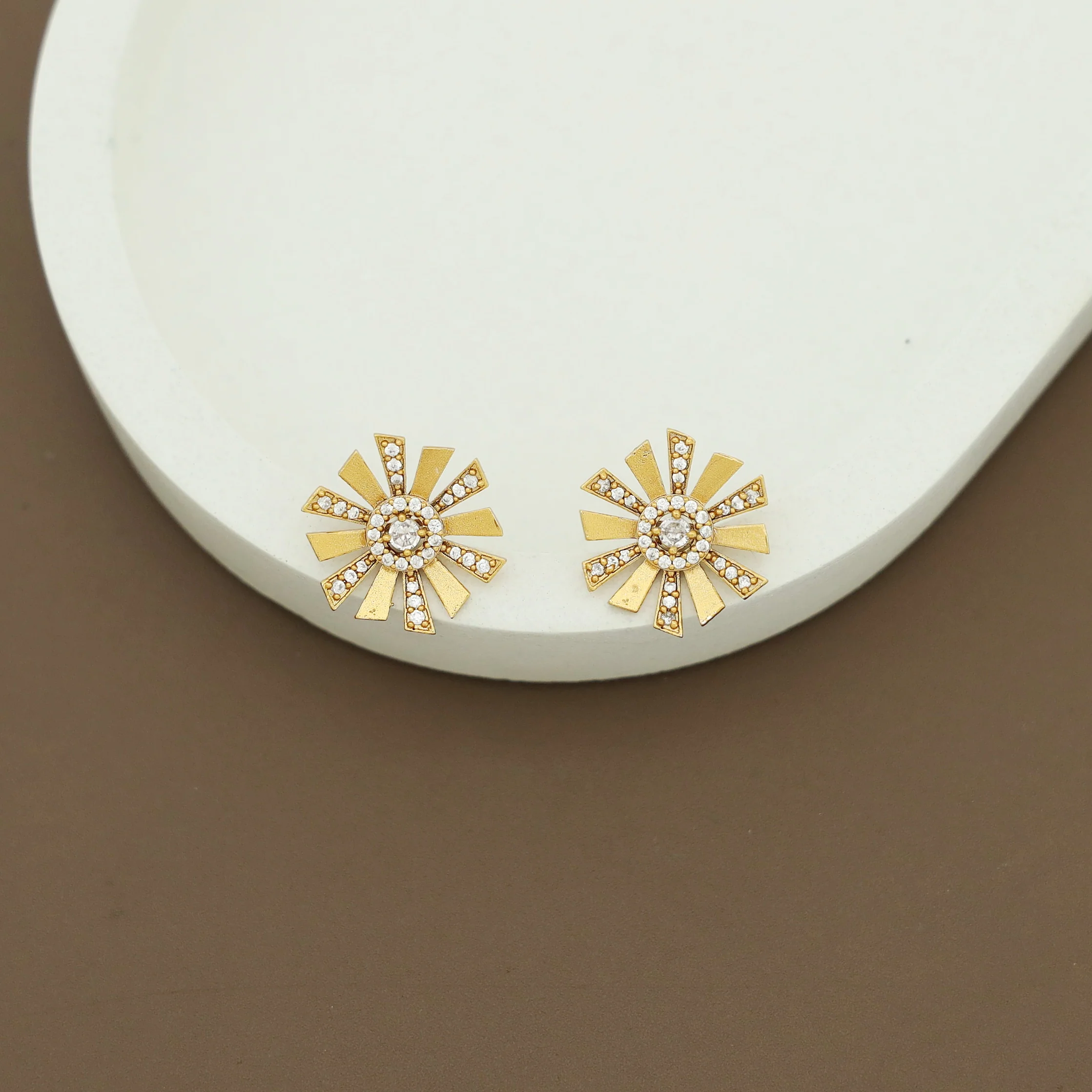 Sparkling Flower Short Neckpiece With Stud - Image 4