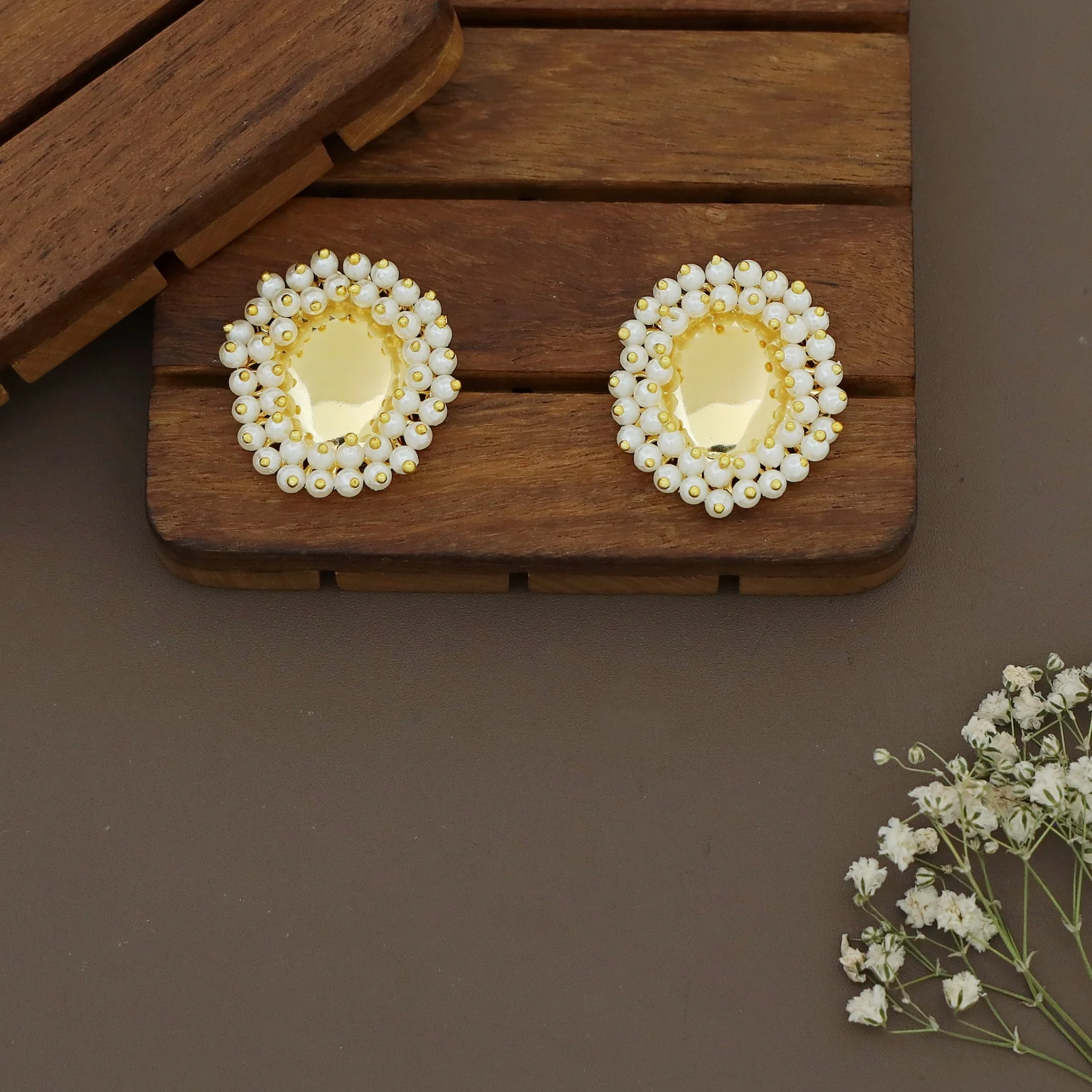 Abiha Cluster Pearl Golden Oval Glossy Round Choker With Stud - Image 12