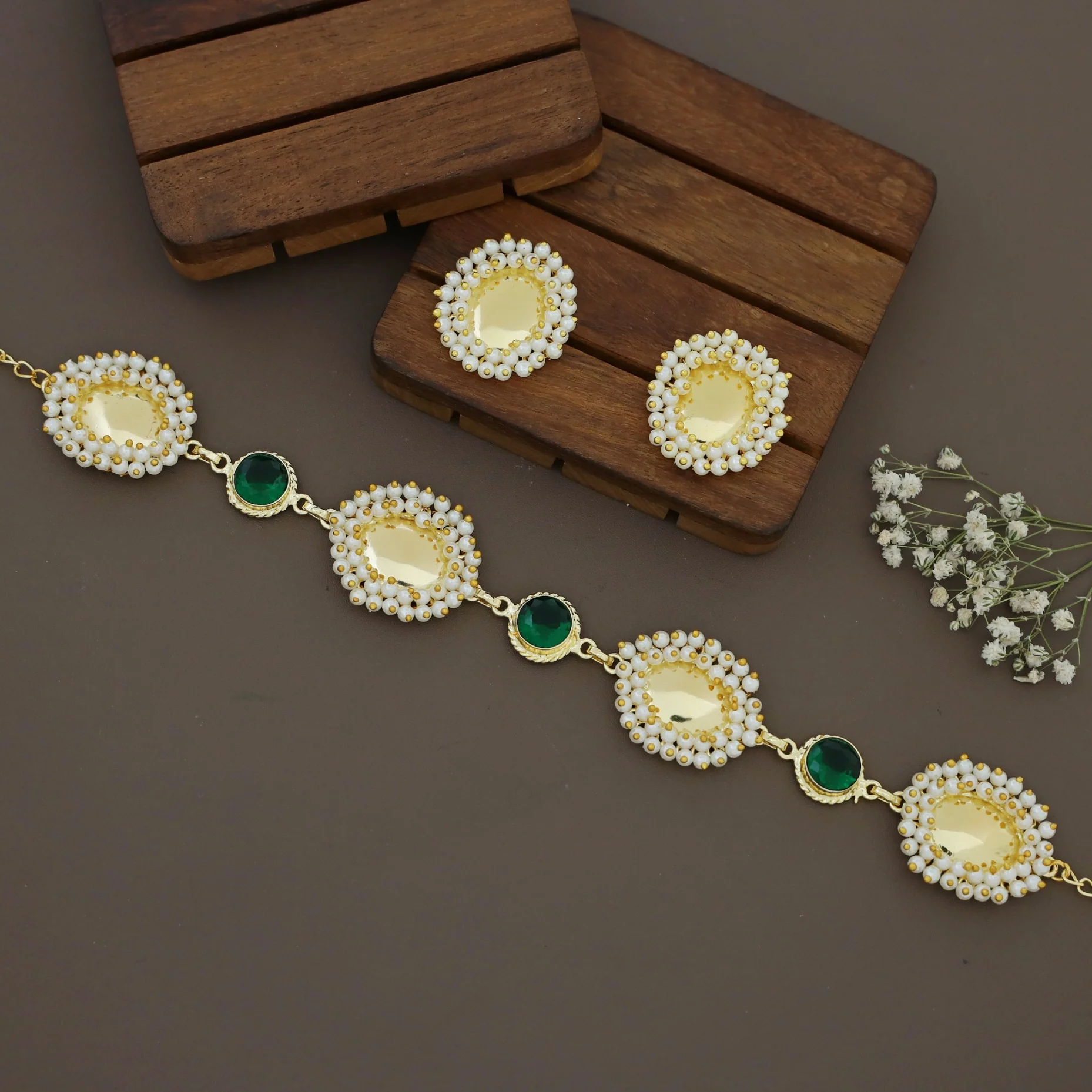 Abiha Cluster Pearl Golden Oval Glossy Round Choker With Stud - Image 2