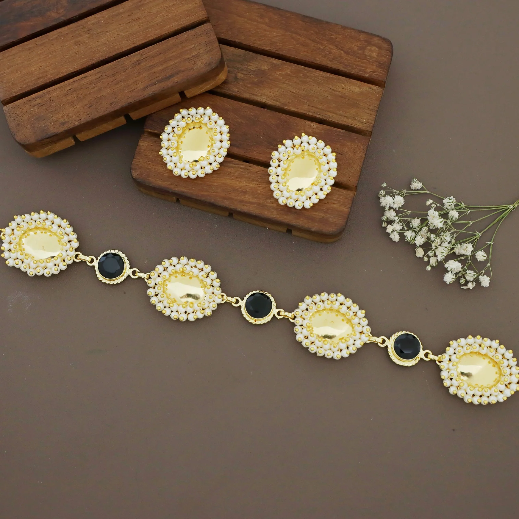 Abiha Cluster Pearl Golden Oval Glossy Round Choker With Stud - Image 3