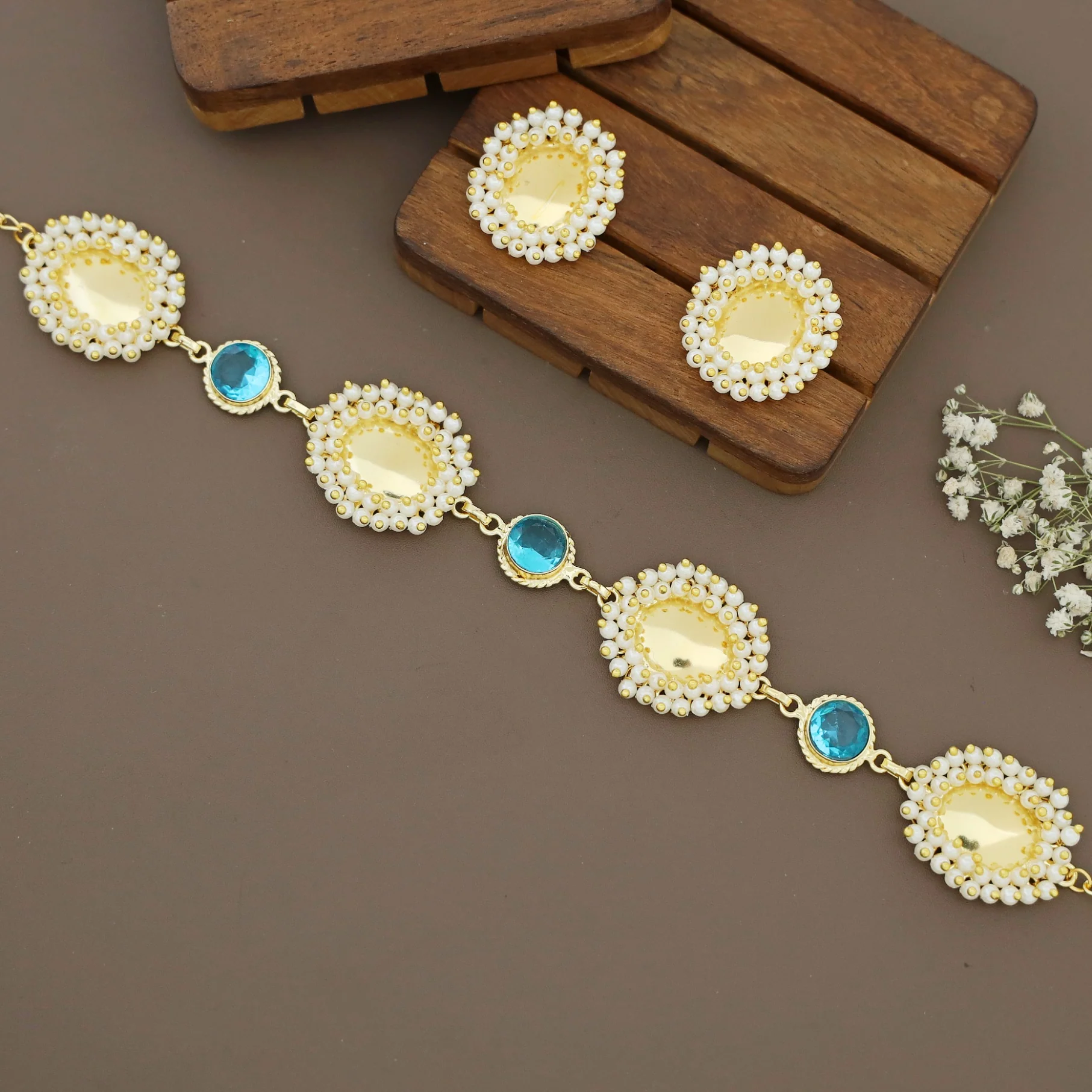 Abiha Cluster Pearl Golden Oval Glossy Round Choker With Stud - Image 4