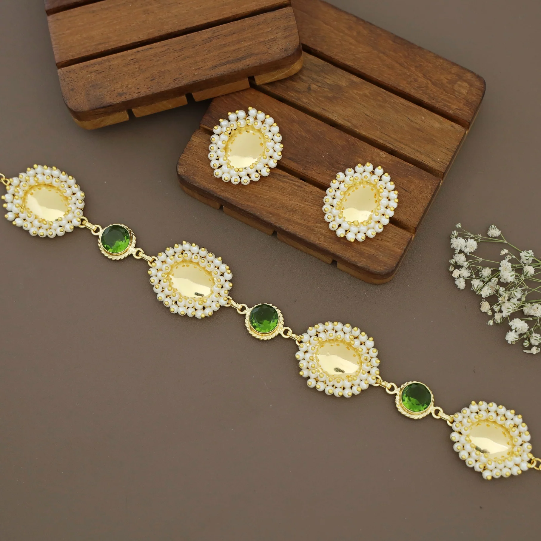 Abiha Cluster Pearl Golden Oval Glossy Round Choker With Stud - Image 5
