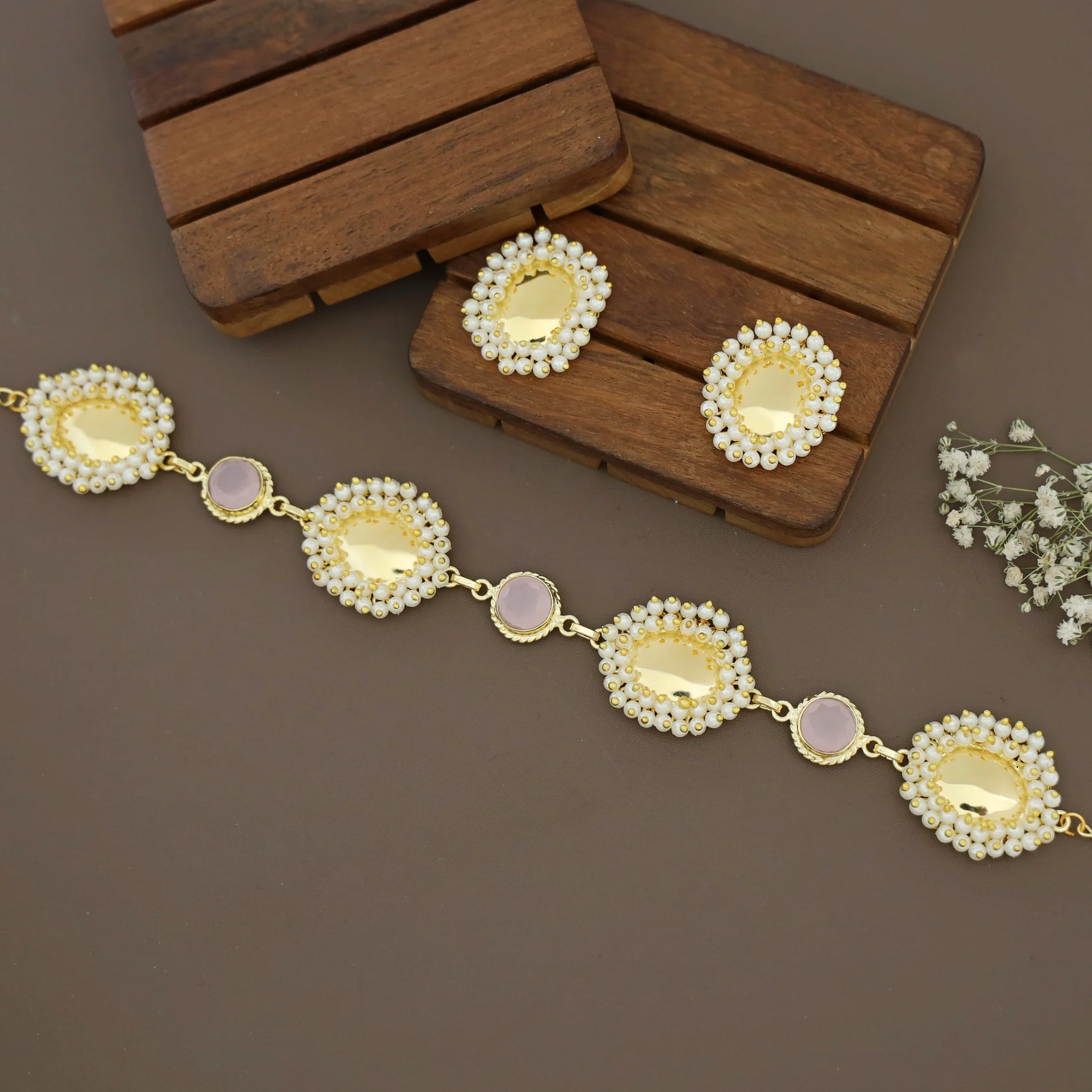 Abiha Cluster Pearl Golden Oval Glossy Round Choker With Stud - Image 6