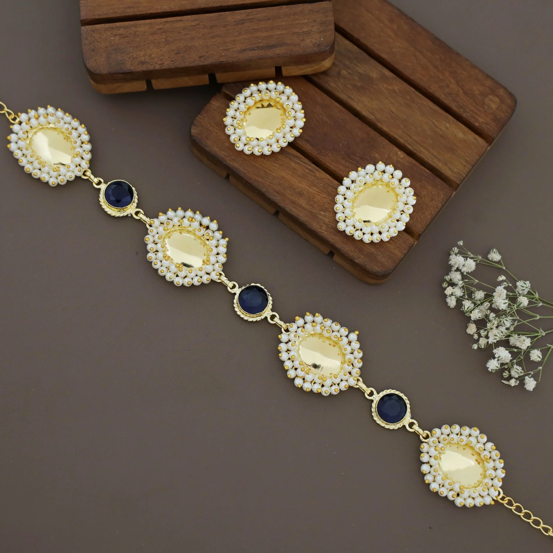 Abiha Cluster Pearl Golden Oval Glossy Round Choker With Stud - Image 7