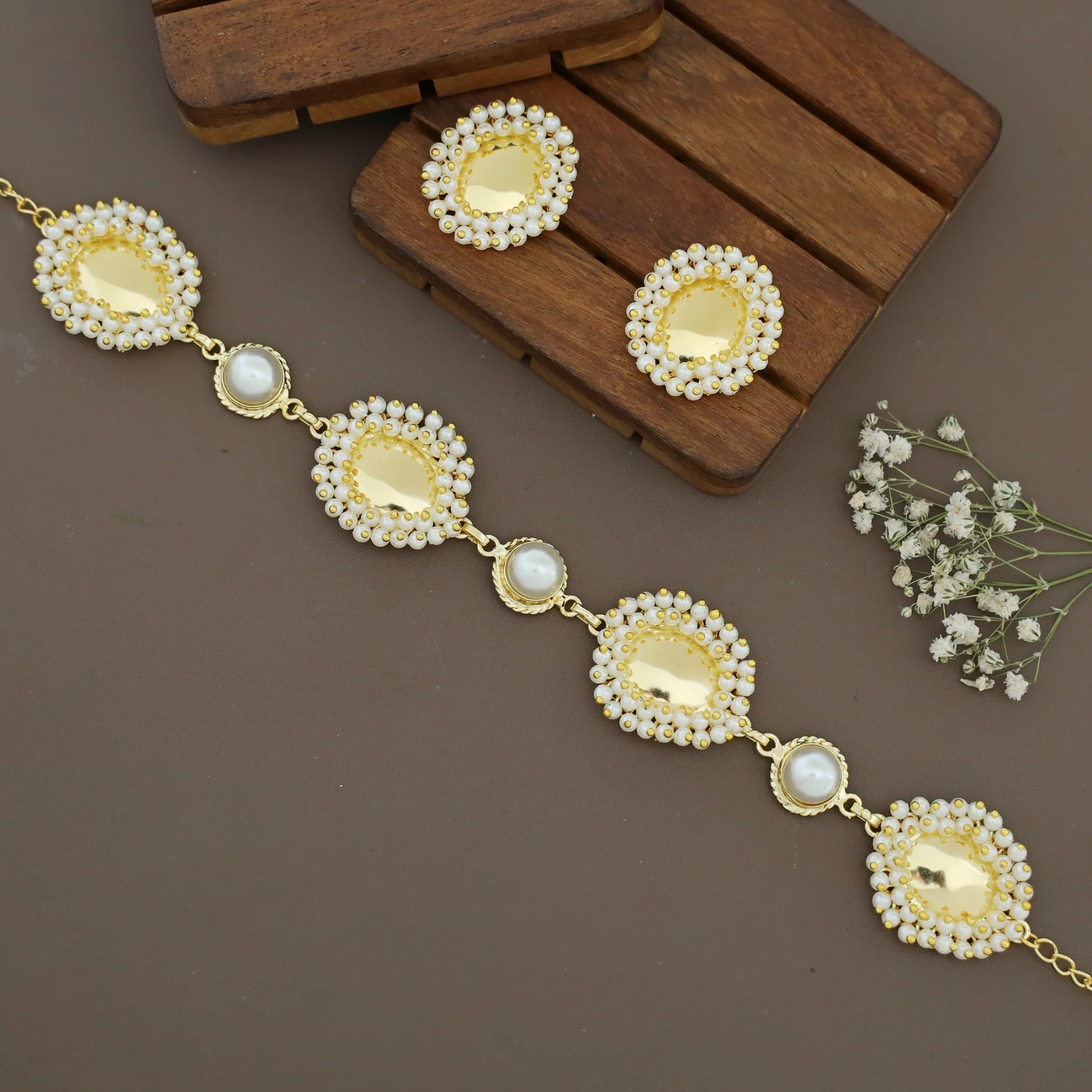 Abiha Cluster Pearl Golden Oval Glossy Round Choker With Stud - Image 8