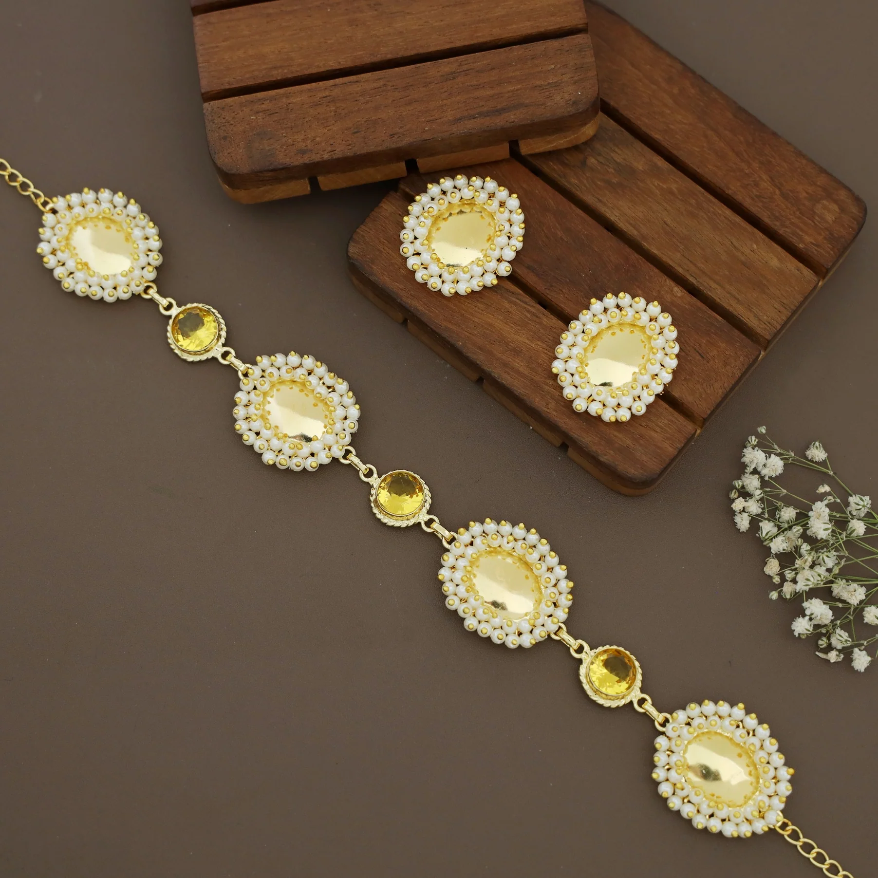 Abiha Cluster Pearl Golden Oval Glossy Round Choker With Stud - Image 9