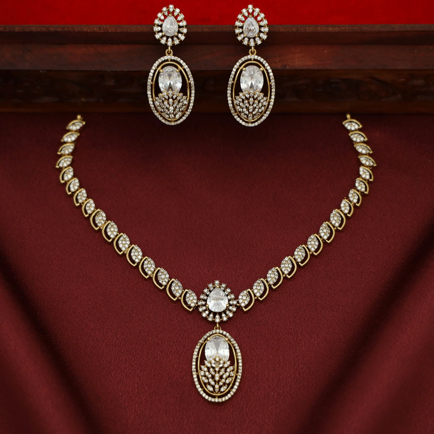 Miraya AD Stone Oval Drop Glossy Short Neckpiece With Earring - Image 4