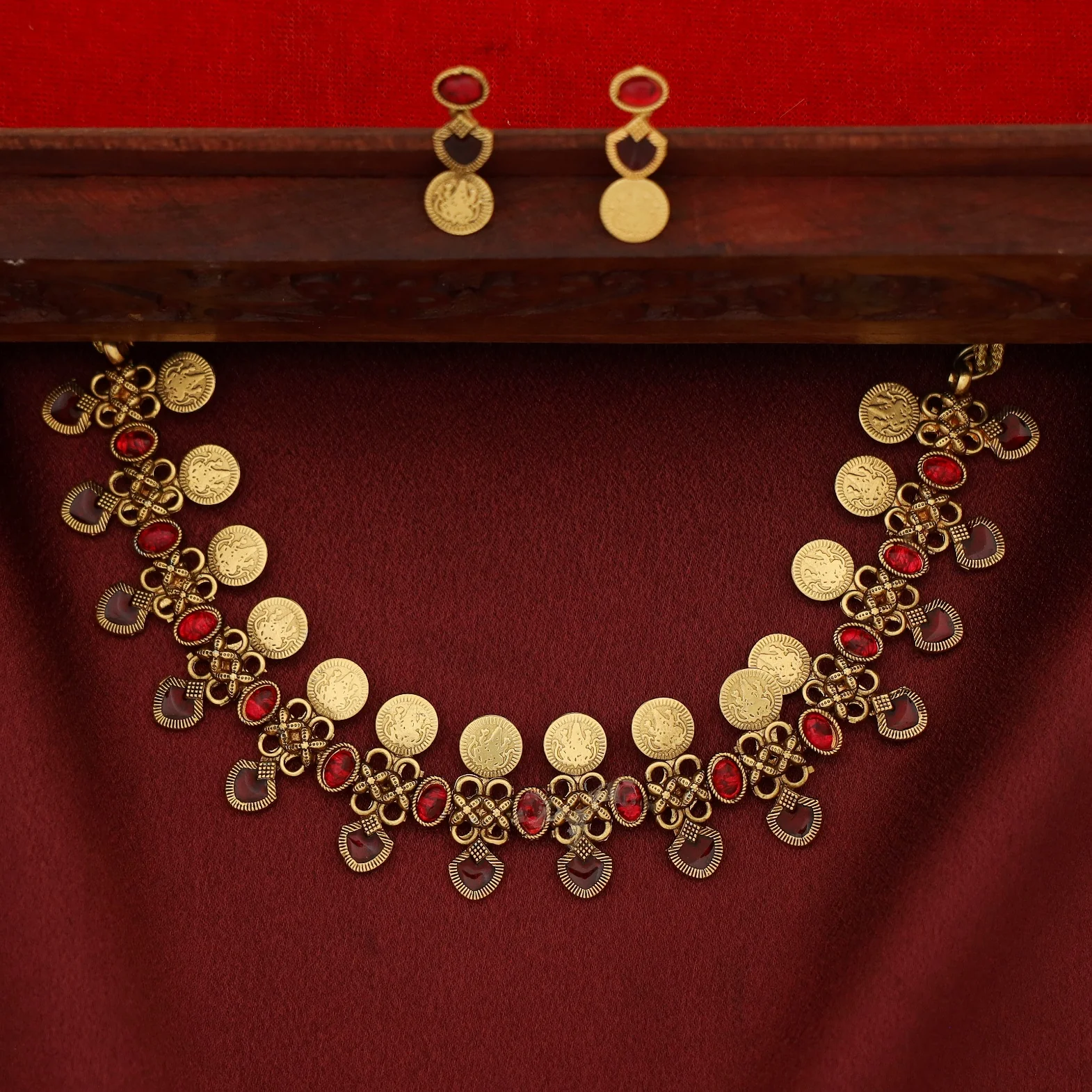 Adhitri Kashi Oval Kemp Stone Choker/Short Neckpiece With Earring - Image 3