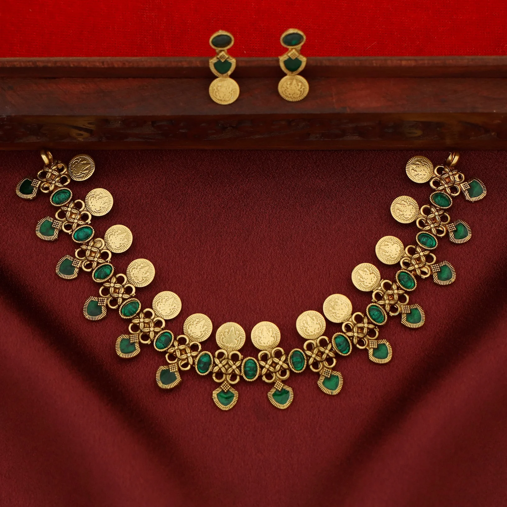 Adhitri Kashi Oval Kemp Stone Choker/Short Neckpiece With Earring - Image 4