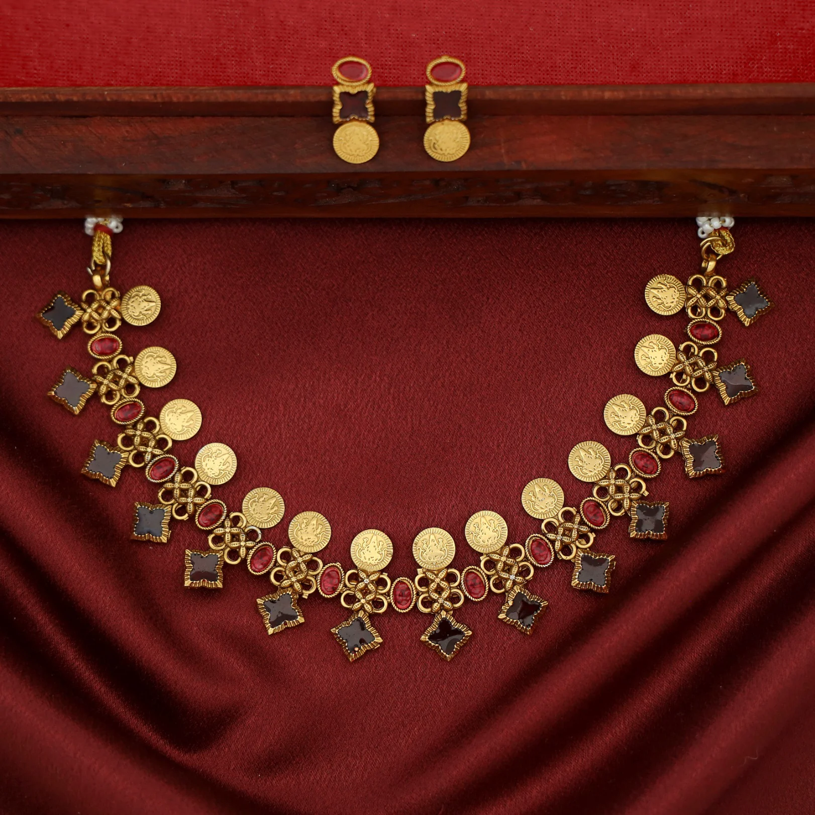 Adhitri Kemp Stone Kashi Choker/Short Neckpiece With Earring - Image 3
